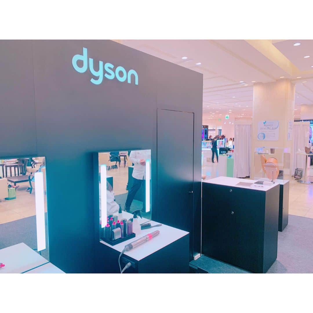 鈴木 あやさんのインスタグラム写真 - (鈴木 あやInstagram)「. Dyson Airwrap™ の期間限定イベントに 体験しに行ってきたよ〜〜🙋🏻‍♂️♥️ . 風力で髪の毛をコテに巻きつけて 巻くからコツを掴めば簡単だし なにより低温で巻いてくので 髪の毛が傷みにくいんだって😳😳👏🏻 . 段々上達していく動画見てね🤣☝🏻笑 スワイプ2枚目👉🏻👉🏻👉🏻 . 5月14日(火)までJR名古屋タカシマヤ3F ローズパティオでやってるので是非体験してみて👀💕 . #JR名古屋タカシマヤ3F #dyson #dysonhair #エアラップ #PR #sponsored #ヘアアイロン #hair #hairstyle #long #longhair #巻き髪 #コテ巻き #ダイソンエアラップ」5月9日 19時29分 - ayachu69