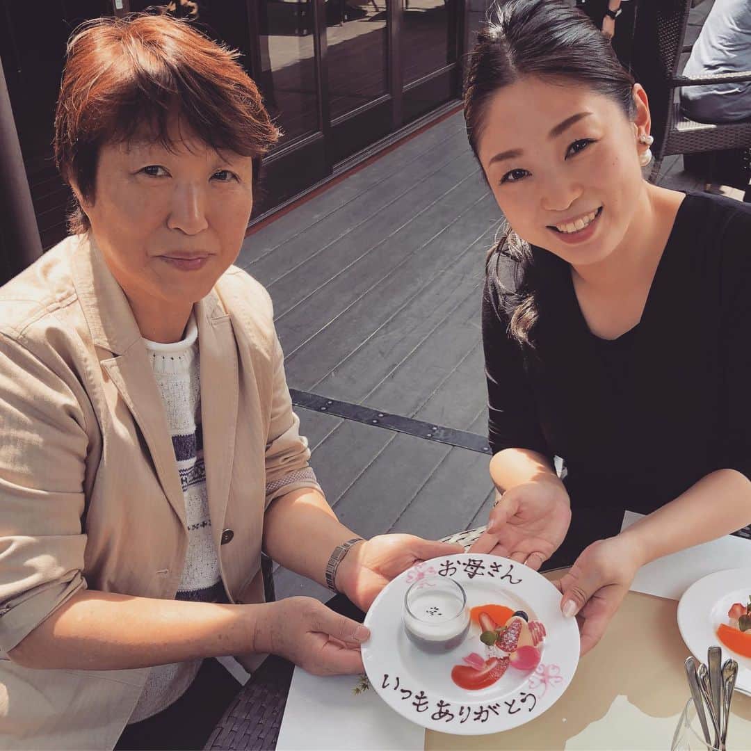 小林樓《新潟県見附市：結婚式場》のインスタグラム：「ちひろさん おかえりなさい♡  日頃の感謝を込めて小林樓のランチで母の日のお祝い♡  気持ちの良い天気の中、日本庭園のテラスにて #小林樓#結婚式#wedding#ウェディング#和モダン#結婚式レポ#大人女子#大人可愛い#大人婚#可愛い#日本庭園#JapaneseGarden#和婚#白無垢#色打掛#新潟県#新潟#見附市#見附#中越#和婚をもっと盛り上げたい#新潟プレ花嫁#新潟卒花嫁#新潟花嫁#新潟プレ花嫁#プレ花嫁#卒花嫁#marry花嫁#小林楼#新潟花嫁#思わず写真を撮りたくなる結婚式」