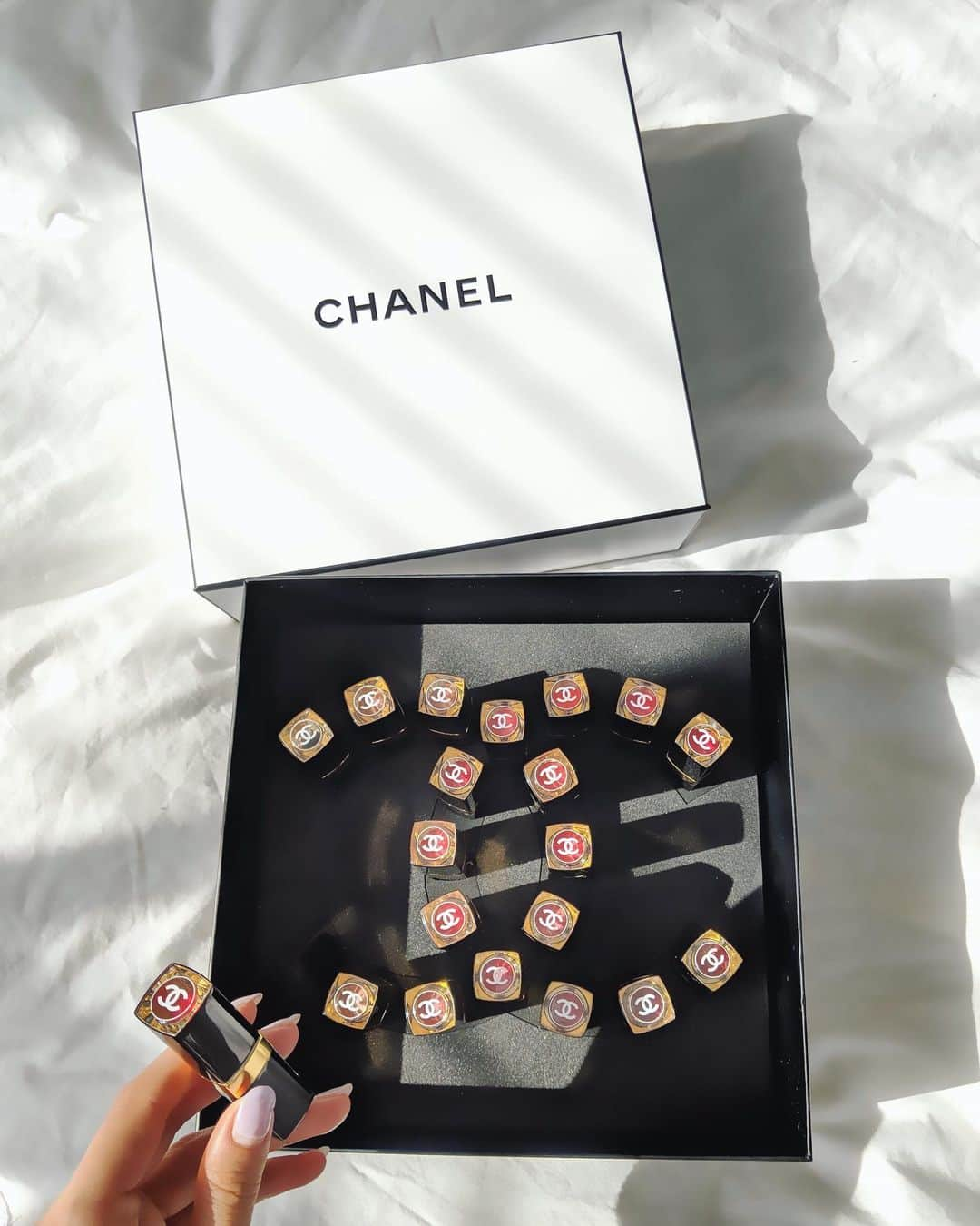 エリーローズさんのインスタグラム写真 - (エリーローズInstagram)「What a lovely surprise!  Thank you @chanelofficial for the pretty lipsticks💄 思わず わぁ〜😍ってなっちゃう #rougecoco #chanel」5月9日 19時32分 - ellirose