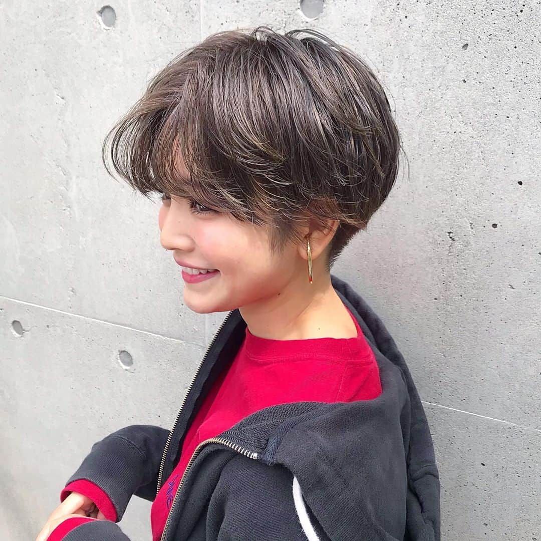 富久美玲のインスタグラム：「_ . だいぶ伸びてきてたので全体的にバッサリ 切り直して軽くイメチェンしました💇🏻‍♀️ . 久々にハイライトも入れて頂きんか💓 . カラーはお任せでラベンダーグレージュ！ . #ヘアメンテナンス#ベリーショート#ハンサムショート#刈り上げ#ハイライト#ラベンダーグレージュ#ヘアカラー」