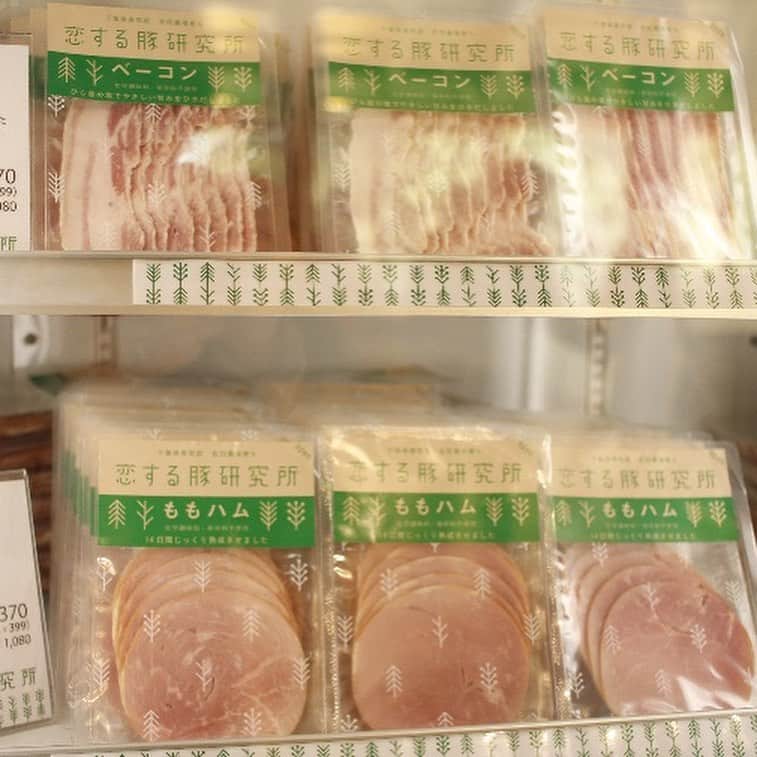 soarさんのインスタグラム写真 - (soarInstagram)「千葉県香取市にある「恋する豚研究所」は精肉やベーコン、ハムなどを製造・販売している就労継続支援A型の作業所🐷🥩🌲 実際に働くみなさんにお話を伺いました🍚🥓✨ ・ ・ 「soar(ソアー)」は、人の持つ可能性が広がる瞬間を捉え、伝えていくメディアです🕊✨☘ https://soar-world.com/ ・ ・ #soar_world #地域 #福祉楽団 #知的障害 #障害 #作業所 #精神疾患 #精神障害 #就労継続支援A型 #豚肉 #千葉 #豚 #写真 #働く #レストラン #定食 #仕事 #生活 #社会福祉士 #鉄腕DASH #統合失調症 #鬱 #挑戦 #笑顔 #ビジネス #建築 #アーティスト #デザイナー #ソーシャルワーク #元気」5月9日 19時40分 - soar_world