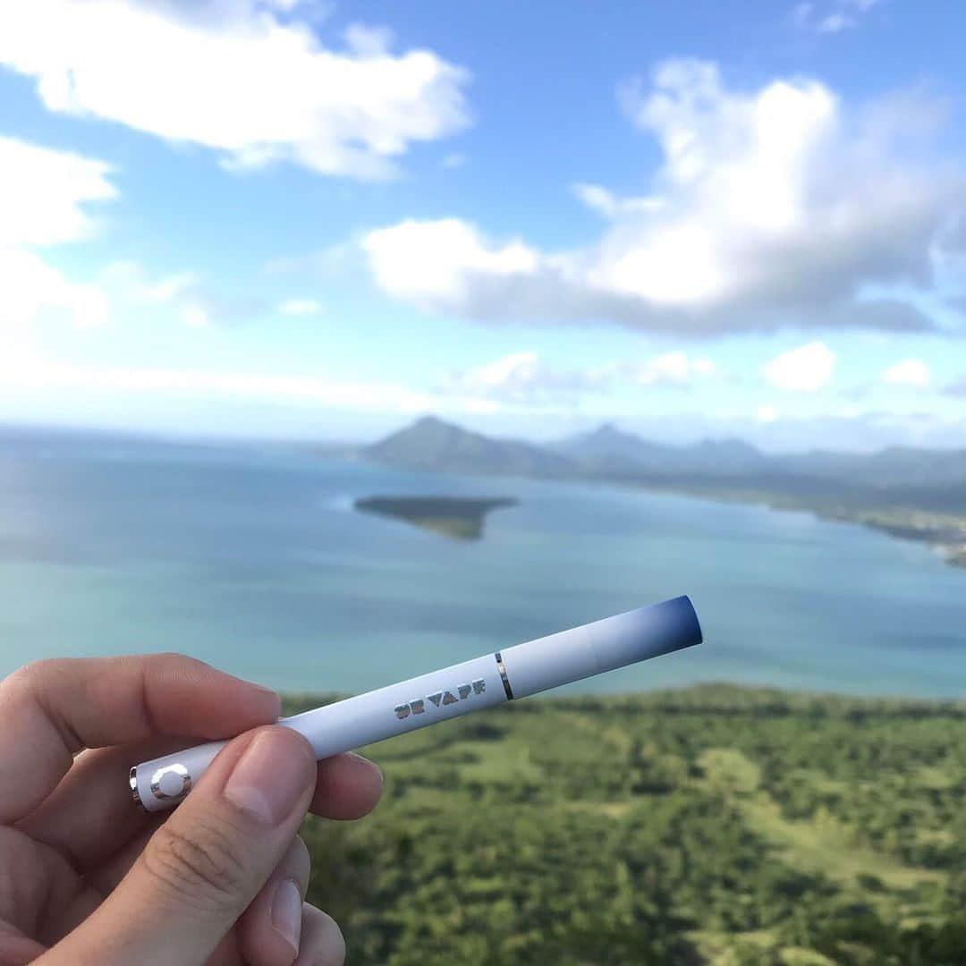 DR.VAPEさんのインスタグラム写真 - (DR.VAPEInstagram)「モーリシャス島のル・モーン山でトレッキング🥾緑いっぱいの山でマイナスイオンを沢山浴びて、頂上からの景色をDr.Vapeと一緒に満喫😊✨ * * #DRVAPE#VAPE#RepublicofMauritius#Mauritius#RépubliquedeMaurice#maurice#lemorne#mountain#travelgram#travel #ドクターベープ#べイプ#モーリシャス島#モーリシャス共和国#モーリシャス#ルモーン山#アフリカ#トレッキング#世界旅行#健康#旅好きな人と繋がりたい#禁煙#禁煙グッズ#タバコ#禁煙したい#旅好き#山#山好きな人と繋がりたい#海好きな人と繋がりたい」5月9日 19時40分 - dr.vape_official