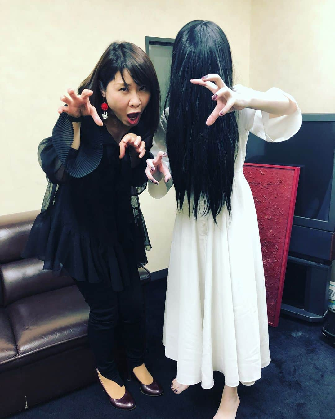 伊藤さとりさんのインスタグラム写真 - (伊藤さとりInstagram)「貞子と記念撮影な 「貞子」完成披露試写会MC  ハートがあると 貞子から教わった。  #貞子 #ring #thering  #sadako #共演 #horrormovies  #完成披露試写会 #mc  #記念撮影 #映画  #映画好きな人と繋がりたい  #movie #cinema  #日本映画 #ホラー」5月9日 19時42分 - ito_satori