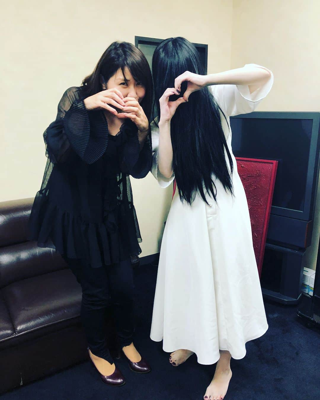 伊藤さとりさんのインスタグラム写真 - (伊藤さとりInstagram)「貞子と記念撮影な 「貞子」完成披露試写会MC  ハートがあると 貞子から教わった。  #貞子 #ring #thering  #sadako #共演 #horrormovies  #完成披露試写会 #mc  #記念撮影 #映画  #映画好きな人と繋がりたい  #movie #cinema  #日本映画 #ホラー」5月9日 19時42分 - ito_satori