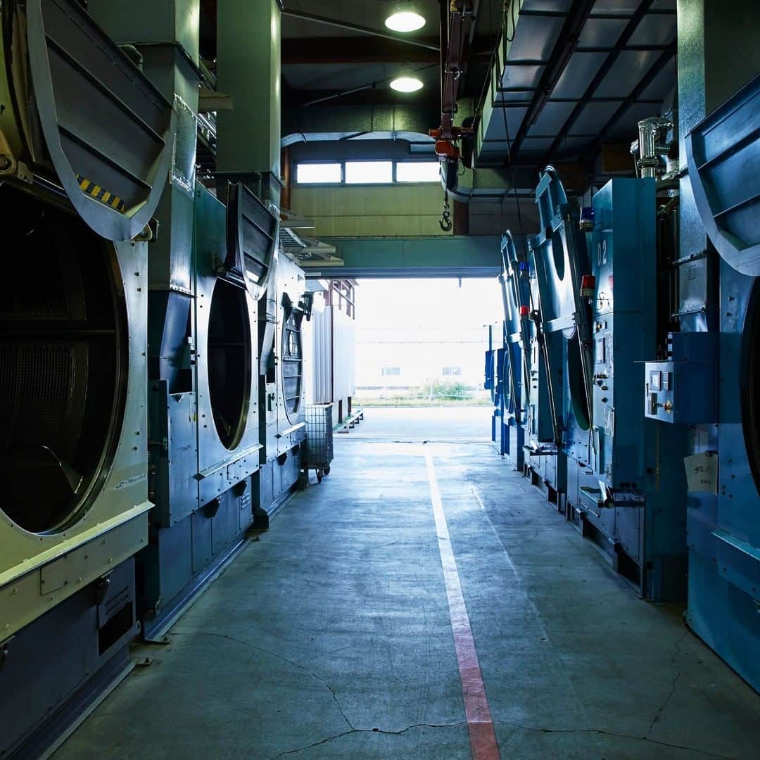 EDWINさんのインスタグラム写真 - (EDWINInstagram)「What is created by this wash processing is time itself. It is the job of these craftsmen to leap through time. #timemachine #washmachine #akita #mcd #edwinfactory #madeinjapan #madeinakita #edwin_japan」5月9日 19時50分 - edwin_japan