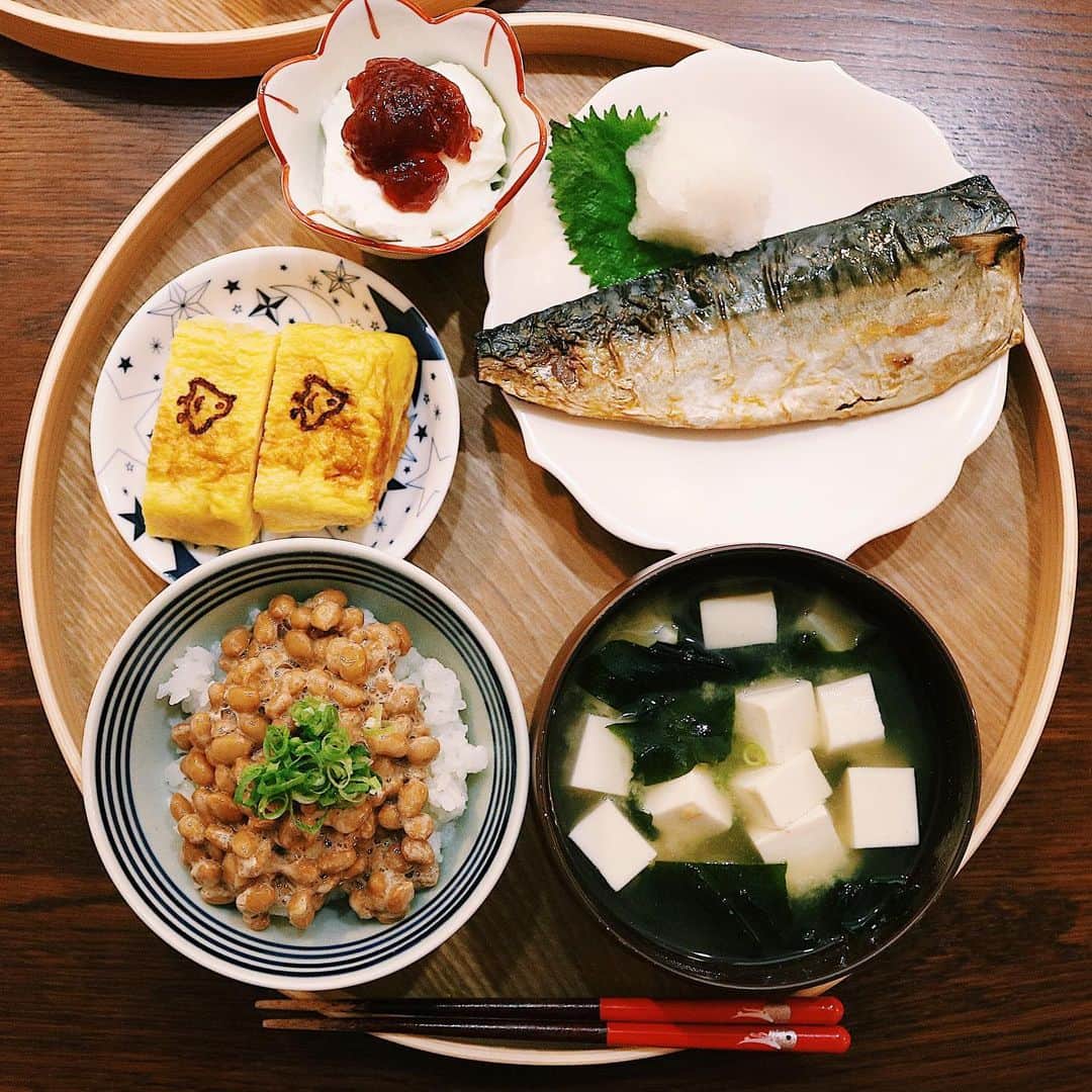 ゆかり/yukariのインスタグラム：「夜ごはん 納豆ごはん、豆腐とワカメの味噌汁、塩鯖、水切りヨーグルトのイチゴジャムのせ、玉子焼き * 今日も無事に終わりそう、それだけではなまるです。 * * * #おうちごはん #うちごはん #晩ごはん #夜ごはん #夕食 #料理 #手料理 #食卓 #自炊 #家庭料理 #料理好きな人と繋がりたい #暮らし #テーブルコーディネート #おうちごはんLover #food #japanesefood #foodpic #料理記録 #和食 #今日の晩御飯 #今日の夕食 #ていねいな暮らし #おうち和ごはん」