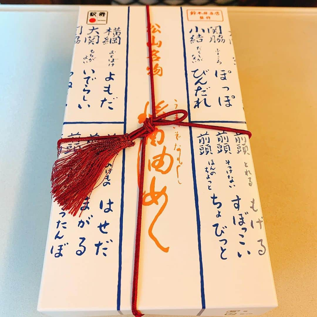 三遊亭とむさんのインスタグラム写真 - (三遊亭とむInstagram)「松山名物 醤油めし 780円 東京駅  松山駅でロングセラーだったしゅうゆめし。 鈴木弁当店さんが無くなり一度販売中止になったところを三好野本店さんが引き継ぎ復活したこちらの駅弁  さすが蘇っただけあります。 相撲の番付風のパッケージもさることながら中身が盤石な味！  余分な具材が一つもない！  コンパクトサイズも嬉しい！  醤油めしだけに凄く魅了 超魅了されました  調味料…  ８９点  #駅弁 #駅弁コンシェルジュ #落語家 #醤油めし #駅弁評論家 #おべんたぐらむ #三好野本店 #松山駅 #ダジャレ」5月9日 20時01分 - ekibenman