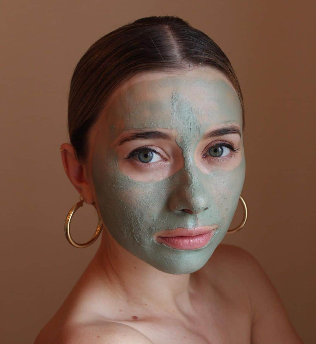 オレーシャ・ルーリンさんのインスタグラム写真 - (オレーシャ・ルーリンInstagram)「Self care hack: on a busy morning I like to quickly do a face mask while I’m making my tea and getting the day going. It’s a quick 15 min but gets me on the right track for self care that day. This mask is the Super Food Reset Mask from @youthtothepeople and it leaves my skin moisturized and toned.」5月9日 20時01分 - olesyarulin