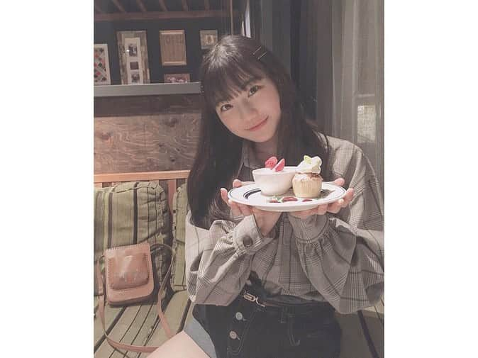 藤崎未夢さんのインスタグラム写真 - (藤崎未夢Instagram)「♡ いちごマフィン🍓 . この間、高校のお友達とごはんに行ってきました！ デザートに食べたいちごマフィン。 ピンク色のいちご風味のマフィンなのかと思ったら、 なかがいちごの果肉たっぷりで、 上のクリームも甘すぎなくて、 とっても美味しかったです🥰 ジェラートにもいちごがいっぱい入ってたよ！ . . #NGT48 #藤崎未夢 #新潟カフェ #いちごマフィン #未夢ちゃんとデート」5月9日 20時03分 - miyu_miyu_ngt48