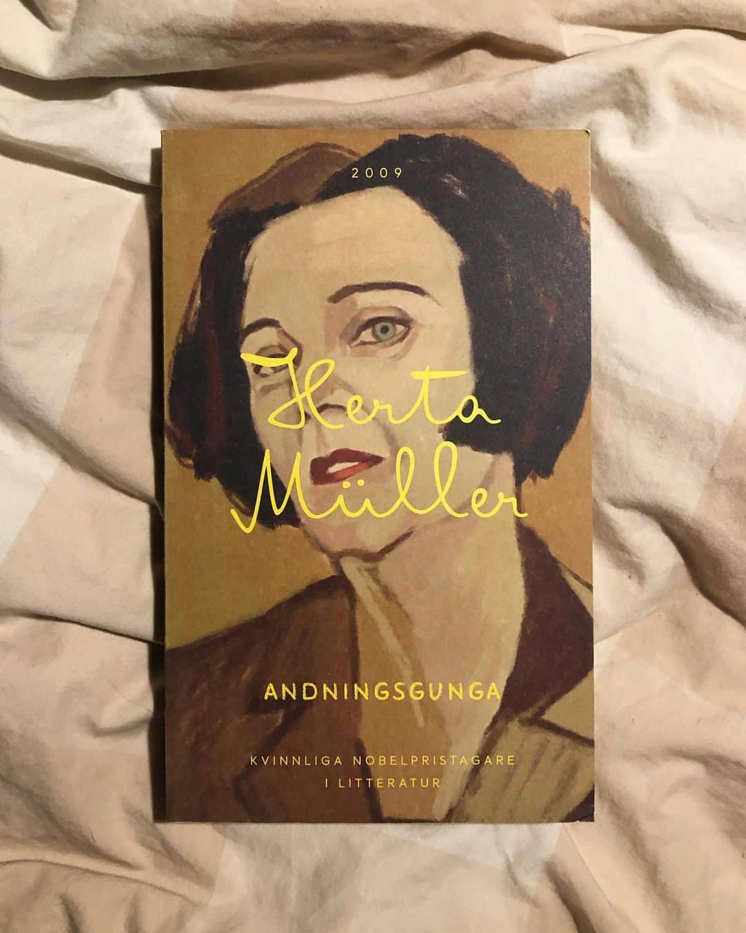 フリーダ・グスタフソンさんのインスタグラム写真 - (フリーダ・グスタフソンInstagram)「a truly, truly magnificent book. what are you reading now? 💛 ~ ~ ~ ~ ~ ~ ~ ~  #hertamuller #atemschaukel #bookofthemonth #readingisfundamental」5月9日 20時04分 - fridagustavsson