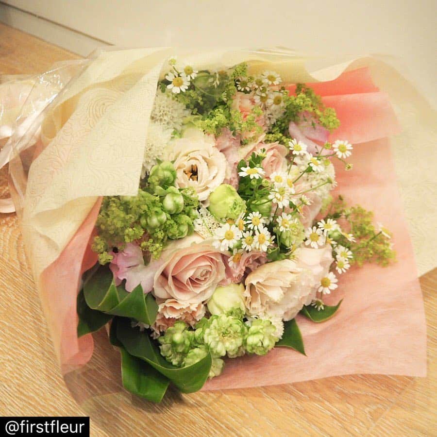 杉下理世のインスタグラム：「Birthday Flower💝  お誕生日のお祝いにプレゼントしたお花❁ １つ１つ丁寧に✧ イメージに合わせて作ります❁ @firstfleur  #花束 #flowerbouquet #rose #ピンク #グリーン #淡いピンク #お誕生日の花束 #birthdayflower #flowergift #フラワーギフト」