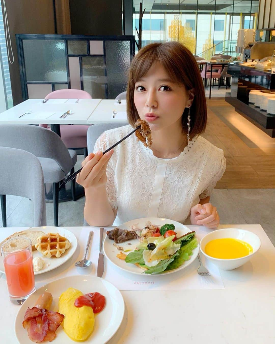 石井里奈さんのインスタグラム写真 - (石井里奈Instagram)「こんばんは🥺❤️ . 今夜は里奈ログ＠韓国編🇰🇷 . 今回宿泊したL7江南のモーニング🤭❤️ . ブッフェスタイルなんだけどなんと朝からプルコギが🥓🥘笑 . やっぱり本場のプルコギ、めちゃくちゃ美味しかったぁ〜😍❤️✨ . このGW投稿していた通り、食べてばかりだったので食事の際は、Lovetを飲み続けてました🤭💕（スワイプ→） . 食事に含まれる脂肪や糖の吸収を抑えて、食後に上がる中性脂肪や血糖値を穏やかにしてくれるので旅行中の食事も安心だったよ🙆‍♀️ . 明日はラスト金曜日🤙あと1日頑張りましょう❤️ . #韓国 #korea #韓国料理 #koreanfood #韓国旅行 #韓国グルメ #lottedutyfree #韓国好き #朝食 #breakfast #pr #Lovet #ラヴェット #りなまるグルメ #グルメ #food #プルコギ #肉 #肉好き #meat #焼肉 #yakiniku #morning #モーニング #gm #seoul #ソウル #グルメ旅」5月9日 20時09分 - ri7tin1025