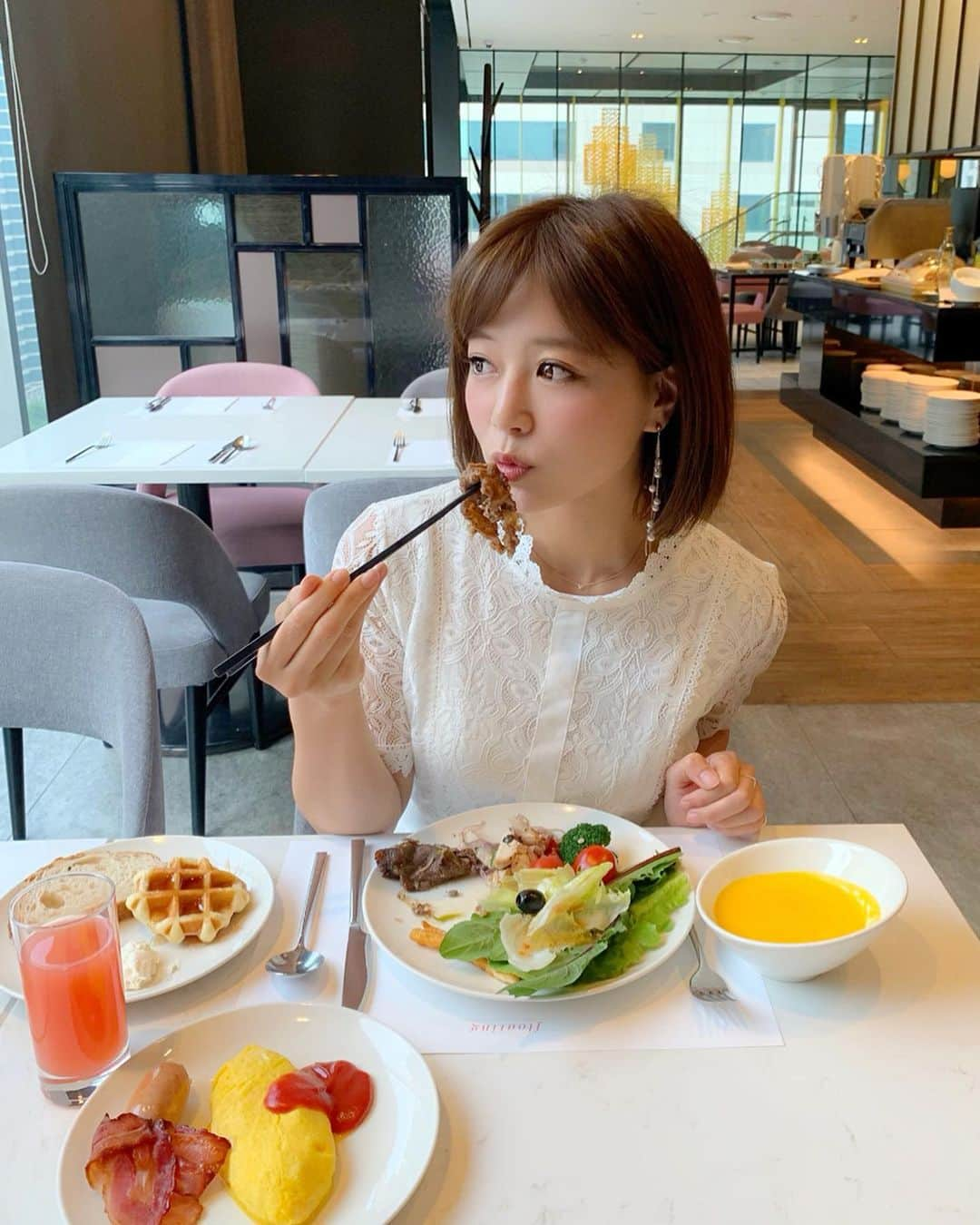 石井里奈さんのインスタグラム写真 - (石井里奈Instagram)「こんばんは🥺❤️ . 今夜は里奈ログ＠韓国編🇰🇷 . 今回宿泊したL7江南のモーニング🤭❤️ . ブッフェスタイルなんだけどなんと朝からプルコギが🥓🥘笑 . やっぱり本場のプルコギ、めちゃくちゃ美味しかったぁ〜😍❤️✨ . このGW投稿していた通り、食べてばかりだったので食事の際は、Lovetを飲み続けてました🤭💕（スワイプ→） . 食事に含まれる脂肪や糖の吸収を抑えて、食後に上がる中性脂肪や血糖値を穏やかにしてくれるので旅行中の食事も安心だったよ🙆‍♀️ . 明日はラスト金曜日🤙あと1日頑張りましょう❤️ . #韓国 #korea #韓国料理 #koreanfood #韓国旅行 #韓国グルメ #lottedutyfree #韓国好き #朝食 #breakfast #pr #Lovet #ラヴェット #りなまるグルメ #グルメ #food #プルコギ #肉 #肉好き #meat #焼肉 #yakiniku #morning #モーニング #gm #seoul #ソウル #グルメ旅」5月9日 20時09分 - ri7tin1025