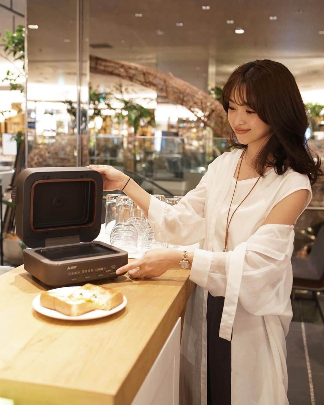 喜田彩子さんのインスタグラム写真 - (喜田彩子Instagram)「﻿ ﻿ 4月25日に新発売した「三菱ブレッドオーブン」の体験試食会に参加してきました🍞✨﻿ ﻿ 「いかにおいしいトーストを焼き上げるか」ではなく、﻿ 「いかにおいしく食パンを食べれるか」を目指したのが#三菱ブレッドオーブン﻿ ﻿ 実際に試食させていただきましたが、いつもトースターで焼く食パンよりもみずみずしく、耳までフワフワで甘くて生食パンのようだったよ🧡﻿ 耳が苦手な方もこれなら絶対美味しい！と感じるはず。﻿ 焼き加減は5段階から選択出来るので、自分の好みに焼きむらなくふっくらしっとりの食パンが完成！！﻿ ﻿ ﻿ これは凄い👏🏻👏🏻﻿ コンパクトでデザインもオシャレなので、これなら出しておいてもOK!﻿ 簡単にフレンチトーストが作れて、朝から子供達に出してあげた〜い♡﻿ ﻿ Amazonや量販店EC等のECサイトで購入可能とのこと。﻿ 欲しいよ〜🙈✨﻿ ﻿ ﻿ ﻿ #ブレッドオーブン#生食パン#生トースト #トースター#PR#食パン#トースト#フレンチトースト#試食会#二子玉川#二子玉#三菱#三菱電機#mitsubishi」5月9日 20時10分 - ayacokida