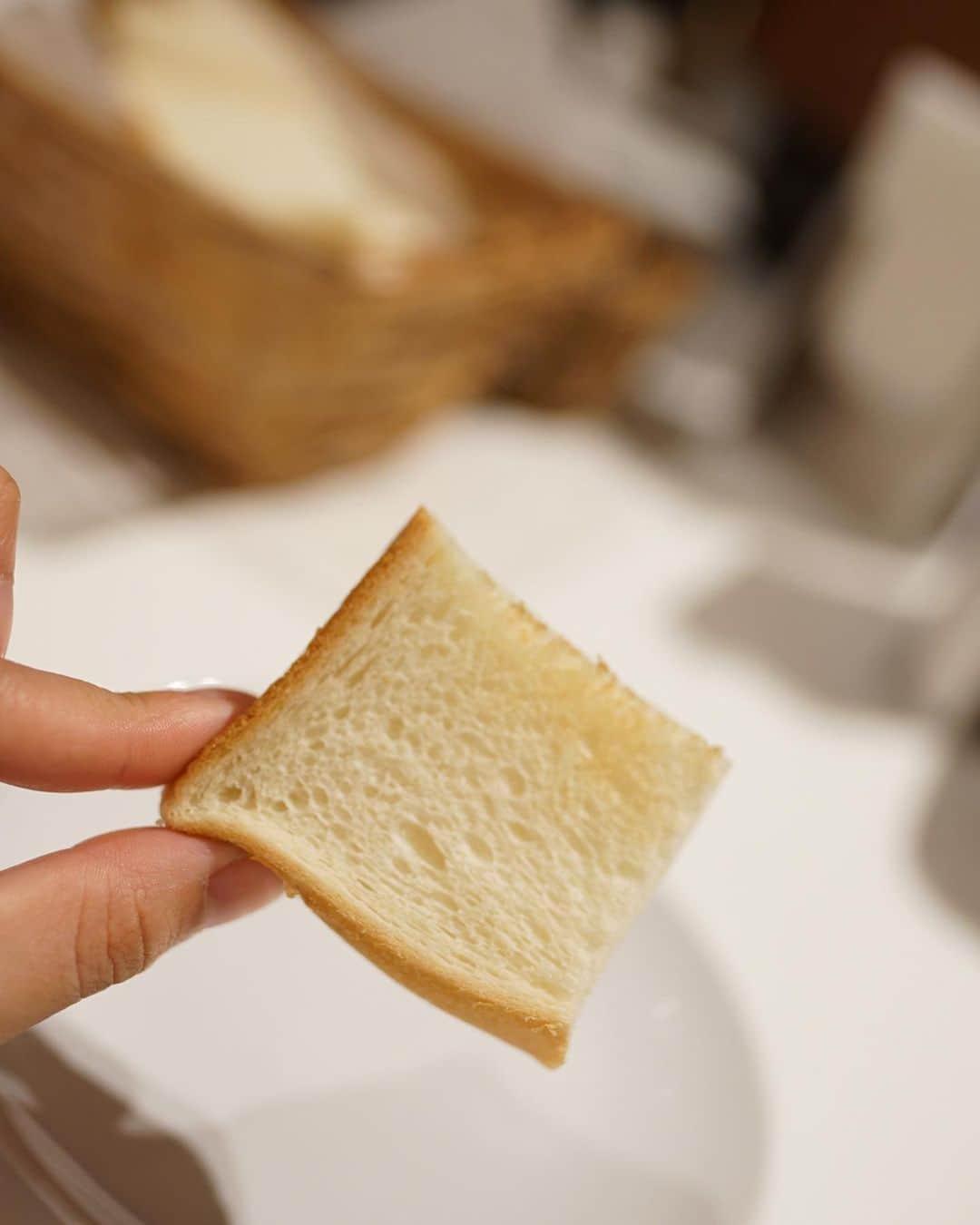 喜田彩子さんのインスタグラム写真 - (喜田彩子Instagram)「﻿ ﻿ 4月25日に新発売した「三菱ブレッドオーブン」の体験試食会に参加してきました🍞✨﻿ ﻿ 「いかにおいしいトーストを焼き上げるか」ではなく、﻿ 「いかにおいしく食パンを食べれるか」を目指したのが#三菱ブレッドオーブン﻿ ﻿ 実際に試食させていただきましたが、いつもトースターで焼く食パンよりもみずみずしく、耳までフワフワで甘くて生食パンのようだったよ🧡﻿ 耳が苦手な方もこれなら絶対美味しい！と感じるはず。﻿ 焼き加減は5段階から選択出来るので、自分の好みに焼きむらなくふっくらしっとりの食パンが完成！！﻿ ﻿ ﻿ これは凄い👏🏻👏🏻﻿ コンパクトでデザインもオシャレなので、これなら出しておいてもOK!﻿ 簡単にフレンチトーストが作れて、朝から子供達に出してあげた〜い♡﻿ ﻿ Amazonや量販店EC等のECサイトで購入可能とのこと。﻿ 欲しいよ〜🙈✨﻿ ﻿ ﻿ ﻿ #ブレッドオーブン#生食パン#生トースト #トースター#PR#食パン#トースト#フレンチトースト#試食会#二子玉川#二子玉#三菱#三菱電機#mitsubishi」5月9日 20時10分 - ayacokida