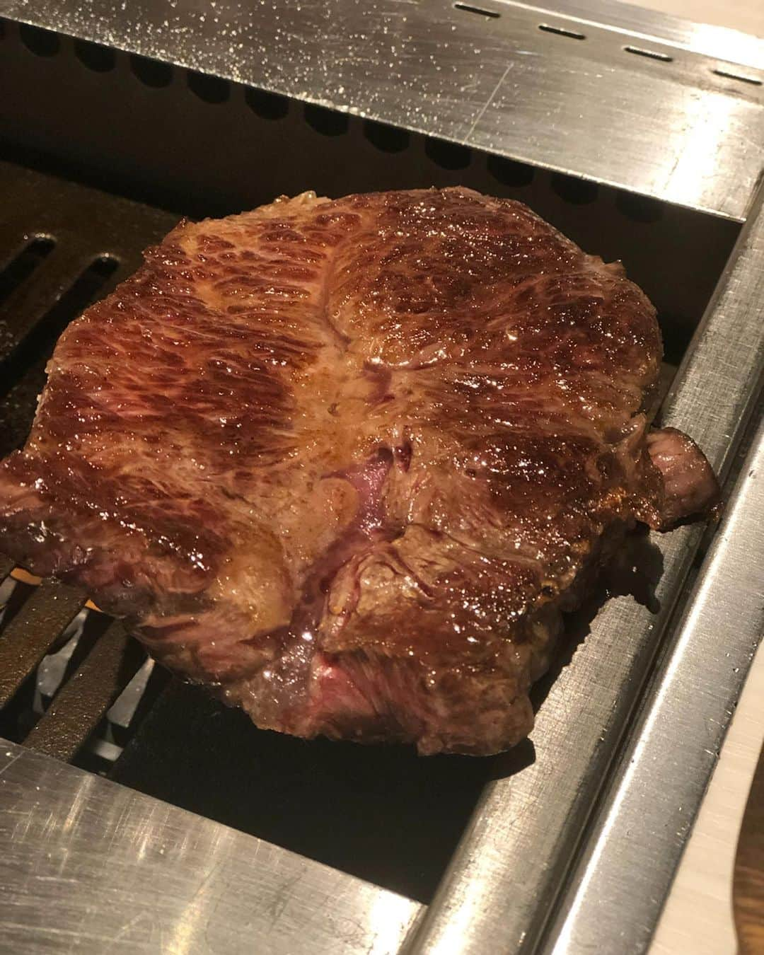 MOREさんのインスタグラム写真 - (MOREInstagram)「週3は焼肉。  肉を愛して止まないモデル、はーちゃんが秘密の焼肉アドレスを公開してくれました✨  編集長タワラもこの特集を見て、即予約。特集で紹介したお店（2軒）で絶品焼肉を堪能しました♪  チェックしなきゃ、食べなきゃソン‼️ 発売中のMORE6月号に掲載してます💕  #MORE #MORE6月号 #PAUL #ポール #マキアージュ #maquillage #付録 #雑誌付録 #土屋巴瑞季 #はーちゃん #焼肉 #焼いて焦がれる焼肉愛  #グルメ#女子旅#フード#FOOD  #ご当地MORE  #moremagjp #デイリーモア#のぼり坂OL」5月9日 20時10分 - moremagjp