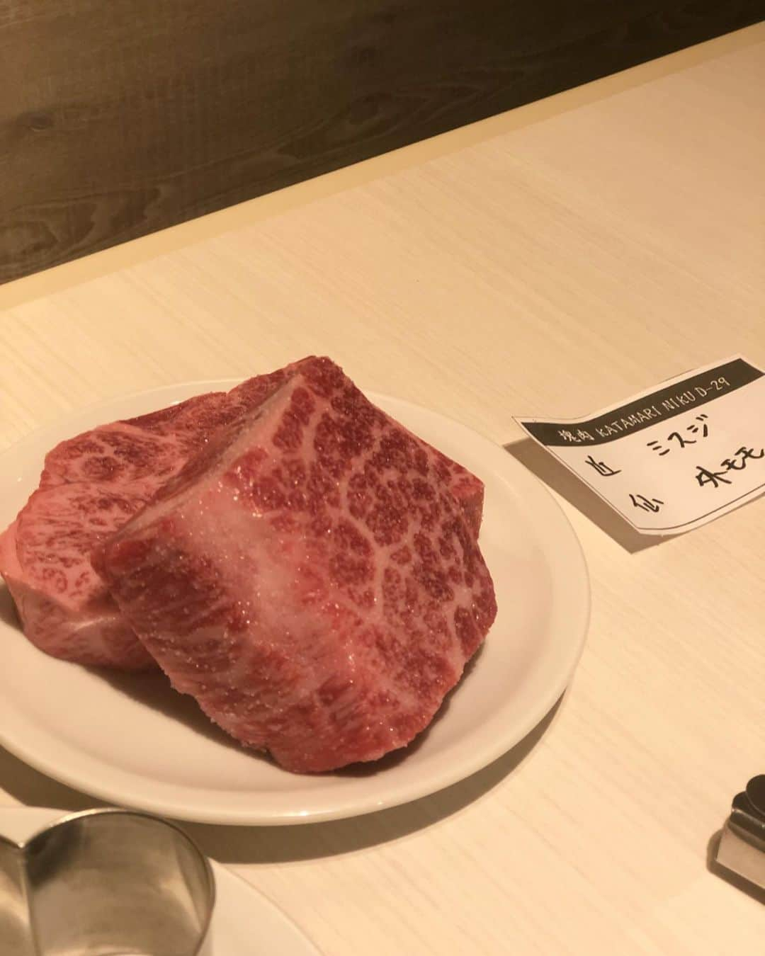 MOREさんのインスタグラム写真 - (MOREInstagram)「週3は焼肉。  肉を愛して止まないモデル、はーちゃんが秘密の焼肉アドレスを公開してくれました✨  編集長タワラもこの特集を見て、即予約。特集で紹介したお店（2軒）で絶品焼肉を堪能しました♪  チェックしなきゃ、食べなきゃソン‼️ 発売中のMORE6月号に掲載してます💕  #MORE #MORE6月号 #PAUL #ポール #マキアージュ #maquillage #付録 #雑誌付録 #土屋巴瑞季 #はーちゃん #焼肉 #焼いて焦がれる焼肉愛  #グルメ#女子旅#フード#FOOD  #ご当地MORE  #moremagjp #デイリーモア#のぼり坂OL」5月9日 20時10分 - moremagjp