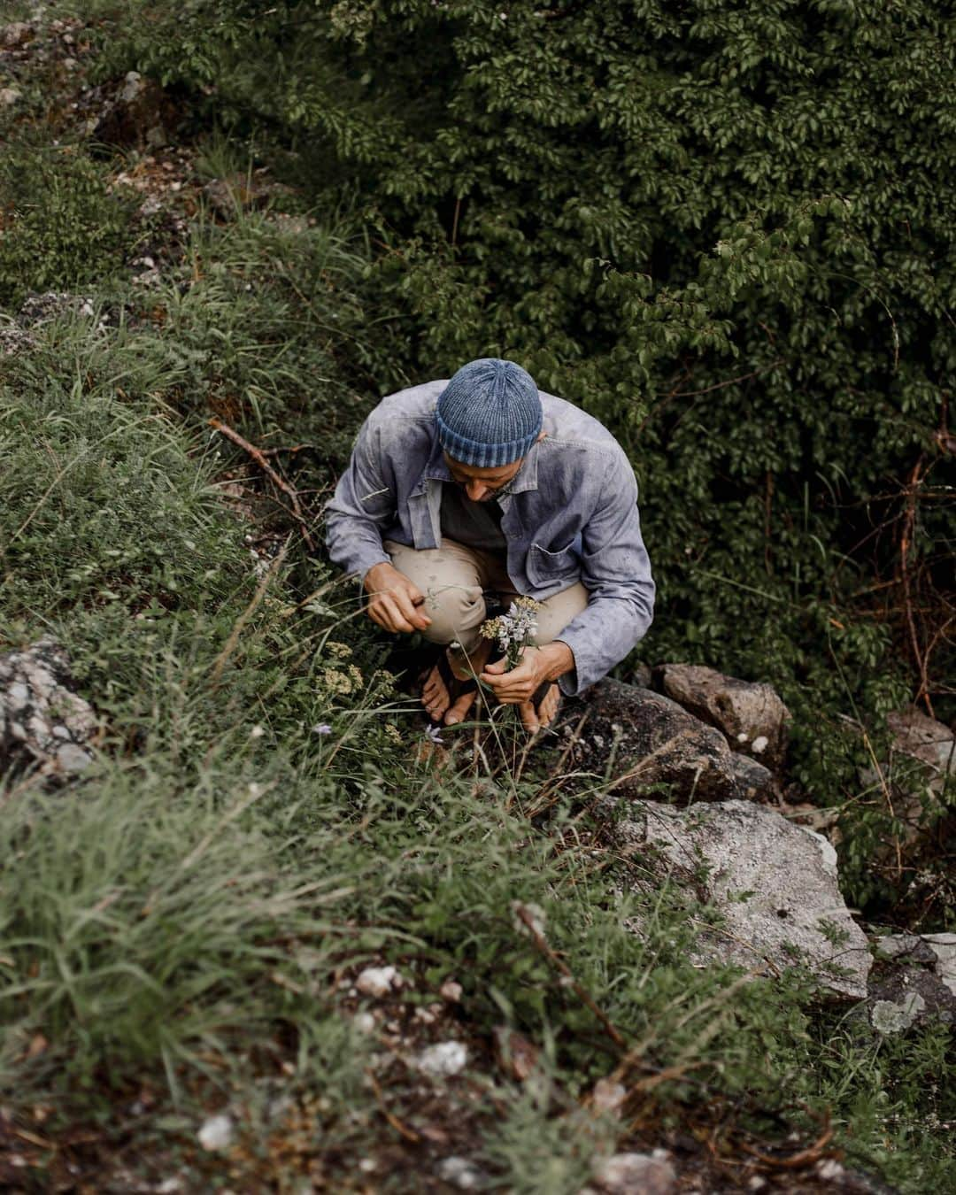 Dara Muscatさんのインスタグラム写真 - (Dara MuscatInstagram)「Excited to come back to Bulgaria soon to our simple lifestyle at least for a short time. To go hiking every now and then whenever we want to, drinking water just like that from the mountain, cook on a wood stove, picking herbs in a forest near, buying milk from grandma neighbor, hug friends before going sleep living like a family and and to cook together. I think at some point I’ll find my flow and will make my life more slow and quiet. I want to come back to gardening and herbalism and to spend more time and energy on it.✨🌿💛🌿✨ #daraontheroad」5月9日 20時13分 - daramuscat