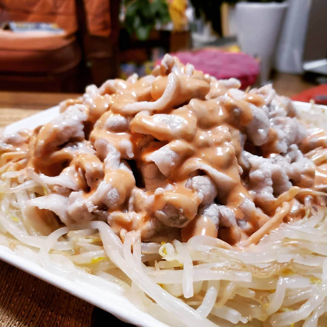 東朋宏さんのインスタグラム写真 - (東朋宏Instagram)「今日の男の料理は ｢プリプリになるように片栗粉をまぶしてから茹でた茹で豚に、色々混ぜすぎて二度と同じ味に出来ないオーロラソースみたいなのを掛けたやつ｣  そう、頑張ったアピールのために色々書いてます！(笑)  #薬酒インスタ対決 #男の料理 #おうちごはん #豚肉  #片栗粉 #もやし #オーロラソース #今度は子供と一緒に料理したいな」5月9日 20時17分 - tomohiro_azuma