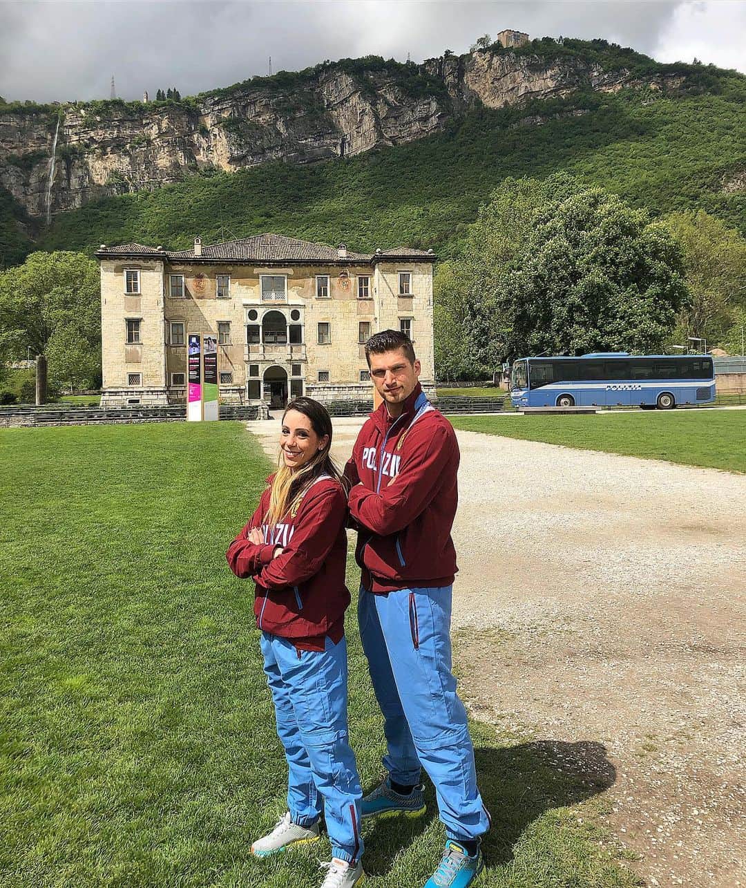 ニコーレ・デラ・モニカのインスタグラム：「Raduno annuale G.S. Fiamme Oro, centro Nazionale Sport Alpini! Grazie @fiammeoromoena!!! #dellamonicaguarise #fiammeoromoena #fiammeoro #proud #figureskating #life #lifestyle #poliziadistato #athletes #cremisi」