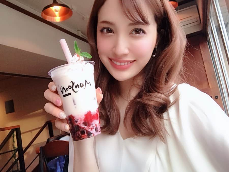 眞木美咲パメラさんのインスタグラム写真 - (眞木美咲パメラInstagram)「🍓🌸🍓🌸🍓 . GLITTERで一緒のみんなとdinnerをしてきたよー♡ モンスーンカフェ代官山に行ってきました♪ @monsooncafe_daikanyama  新メニューたくさんあった！ 個人的にはパワーチャージサラダとフムスが美味しかったよ🥳 . ボバティーも美味しくてオススメ🌸🍓 . 大好きなガパオライスのライスをカリフラワーにできることを知ったのでトレーニング後のメニューに追加😏 糖質20分の1だって😝 またこよーっと🌿 . #モンスーンカフェ #monsooncafe  #モンスーンカフェ代官山 #美味しかった #ボバティー #はまる」5月9日 20時25分 - pamypamypamy