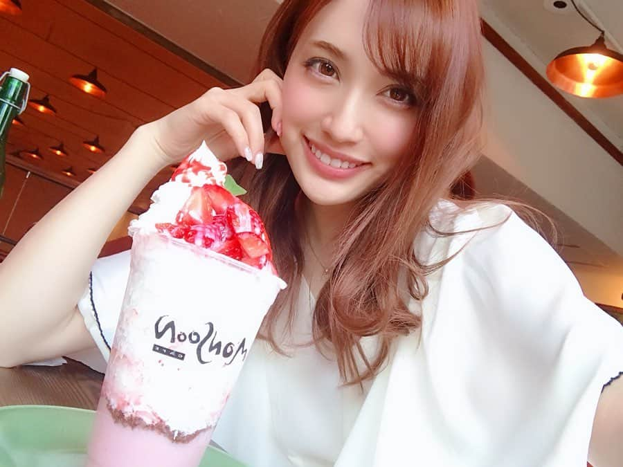 眞木美咲パメラさんのインスタグラム写真 - (眞木美咲パメラInstagram)「🍓🌸🍓🌸🍓 . GLITTERで一緒のみんなとdinnerをしてきたよー♡ モンスーンカフェ代官山に行ってきました♪ @monsooncafe_daikanyama  新メニューたくさんあった！ 個人的にはパワーチャージサラダとフムスが美味しかったよ🥳 . ボバティーも美味しくてオススメ🌸🍓 . 大好きなガパオライスのライスをカリフラワーにできることを知ったのでトレーニング後のメニューに追加😏 糖質20分の1だって😝 またこよーっと🌿 . #モンスーンカフェ #monsooncafe  #モンスーンカフェ代官山 #美味しかった #ボバティー #はまる」5月9日 20時25分 - pamypamypamy