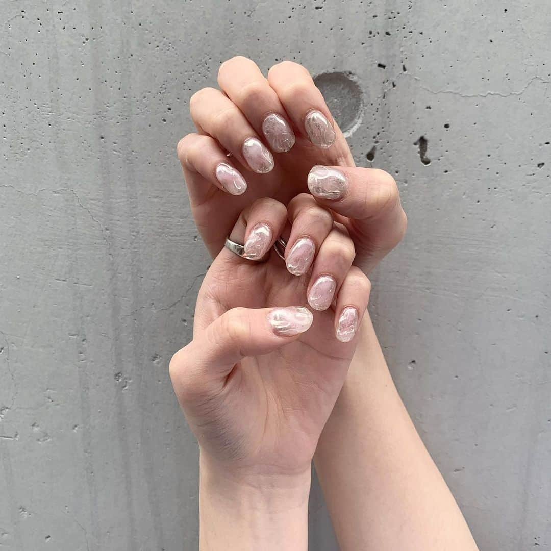 谷川菜奈さんのインスタグラム写真 - (谷川菜奈Instagram)「new nails❤︎❤︎ ぷっくりシルバー❤︎ #77_nails」5月9日 20時25分 - pechi.130