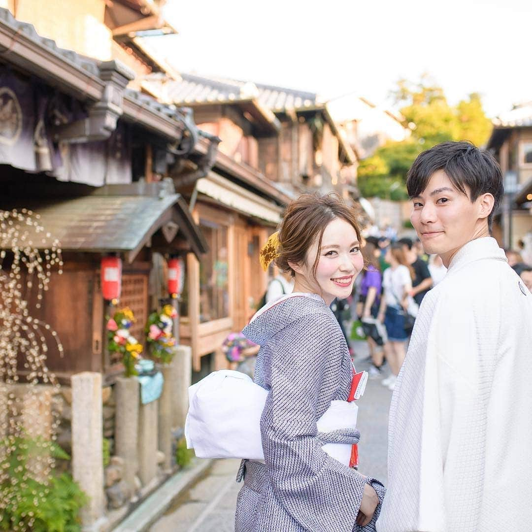 プレ花嫁の結婚式準備サイト farny 【ファーニー】さんのインスタグラム写真 - (プレ花嫁の結婚式準備サイト farny 【ファーニー】Instagram)「@farny_weddingをフォローして #プラコレ #farnyレポ を付けて投稿してくださいね♥ . :-: :-: :-: :-: :-: :-: :-: :-: :-: 本日紹介したいウェディングフォトは・・・ @arincoco2さま♥ . 風情溢れる京都の街並みで..♡ 美男美女でとってもお似合いなおふたり。 上品で美しい和装コーディネートが ロケーションにマッチしていますね..＊* . :-: :-: :-: :-: :-: :-: :-: :-: :-: . \\🌷花嫁ライター募集中// @farny_wedding の DMより”Farny 花嫁ライター希望”とお送りくださいね◎ 担当者から折り返しご連絡さしあげます⁂ . \\🌹花嫁アプリ // プロのアドバイザーに結婚式の相談を何度でも♡ ウェディングドレスの記事や、 自分のウェディングレポを残せちゃう♡” . ＞＞＞TOPのURLからcheck ⋈ @placolewedding ＞＞＞結婚のご相談は プラコレウェディングアドバイザーへ♡ @wedding_adviser ＞＞＞ウェディングレポを残したいなら、 farny by プラコレをcheck ✎ @farny_wedding ＞＞＞ウェディングアイテム＆DIYは farnyアイテムをcheck ❁ @farny_wd.item >>>沖縄フォトウェディングの予約は ainowa(あいのわ)をcheck✈ @ainowa_okinawa . ┈┈┈┈┈┈┈┈┈┈┈┈┈┈┈┈┈┈┈ #プレ花嫁 #卒花  #花嫁 #卒花嫁 #お色直し  #結婚準備  #花嫁準備 #当日レポ #撮影指示書 #weddingtbt #weddingdress #ウェディングドレス #運命の一着 #ウェディングフォト #挙式レポ #卒花しました #試着レポ #farnyレポ #前撮り #後撮り  #関東花嫁 #関西花嫁 #京都フォト  #ロケーションフォト  #和装フォト」5月9日 20時25分 - farny_wedding