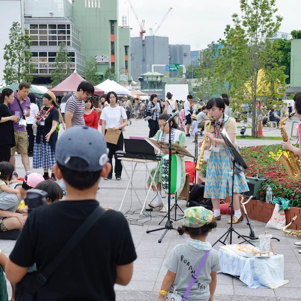 のインスタグラム：「【「第15回東京蚤の市」誰もが楽しめる企画やエンタメで、思い出を作りたい！】 東京蚤の市の会場には、誰もが参加できる会場企画や愉快なエンターテイメントがいたるところで行われています。豪華なプレゼントが貰えたり、思いがけない出会いがあったり……。2日間限定の特別な体験を通して、思い出に残るひとときを過ごしてみませんか？ . ▶︎詳細はプロフィールのリンクより「 @tokyonominoichi 」へ ストーリーでは出店者の目玉商品を毎日紹介中！ . 【「第15回東京蚤の市」開催概要】 日程：2019年5月11日（土）、12日（日） 入場料：700円（小学生以下無料） 会場：大井競馬場（東京都品川区勝島2-1-2） . #tokyonominoichi#東京蚤の市#手紙社#手紙舎#tegamisha#vintage#antique#アンティーク#ブロカント#東京北欧市#東京豆皿市#豆皿#箸置き#mamezara#大井競馬場#東京蚤の市まであと2日！」
