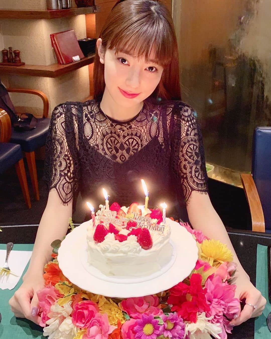 宮本茉由さんのインスタグラム写真 - (宮本茉由Instagram)「本日、24歳になりました！ わぁぁ信じられない。。。 そして沢山のおめでとうメッセージありがとうございます♡ これからも愛を大切に、頑張っていきたいです💪🏻幸せです🥰 #24」5月9日 20時28分 - mayu_miyamoto_official