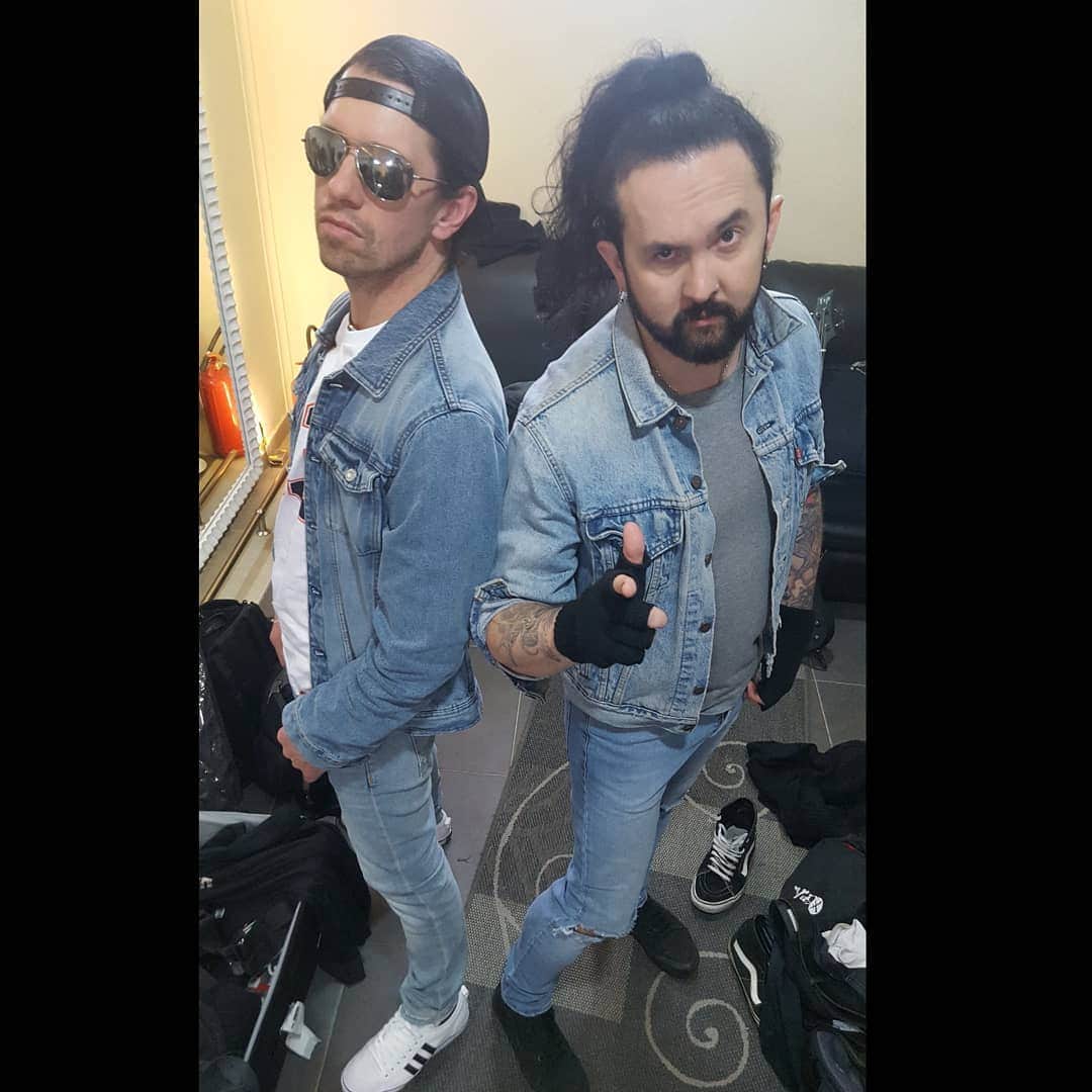 DragonForceさんのインスタグラム写真 - (DragonForceInstagram)「Important survey...how long do you think it would take for these guys to get laid looking like this!? #doubledenim #canadiantuxedo #bryanadamsbackingband?」5月9日 20時30分 - dragonforcehq