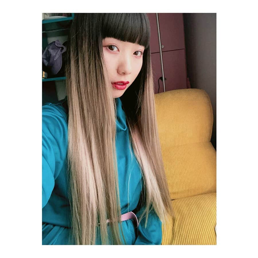 相羽瑠奈さんのインスタグラム写真 - (相羽瑠奈Instagram)「✂︎﻿ なんかもう切りたくなっちゃって…… 😇﻿ 平成を切り落としてきたよ。﻿ 30cmくらいカットしたかなぁ！﻿ ぁあかなりすっきりしたー！！！！！﻿ ﻿ ストーリーに先載せたら友達からも﻿ フォロワーさんからも反応がすごかった🤣嬉しい！﻿ ﻿ カラーはツートンで安定のピンクとブルー 🌸🌌﻿ （ 合わせて今日ネイルもしてきたので写真﻿ 撮ったら載せます可愛すぎるよ……🌸🌌 ）﻿ ﻿ こーじさんもびっくりでした。笑﻿ こーじさんの方が切るの渋ってた。笑笑﻿ 高2から通ってるからもう5年目のvetica！﻿ いつもありがとうございます💙﻿ @veticatokyo @koji_suzuki_」5月9日 20時40分 - rone.runa