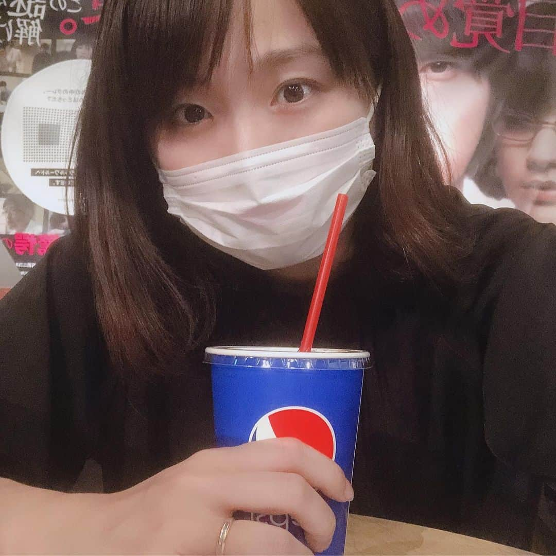 今井美穂さんのインスタグラム写真 - (今井美穂Instagram)「母とランチ後に﻿ 久しぶりに一人映画の時間を頂きました😭✨﻿ ﻿ この時期の楽しみといえばの﻿ 劇場版名探偵コナン💕﻿ 最新作の紺青の拳﻿ 怪盗キッドが登場するシリーズ﻿ やっぱり良いですよね〜😆﻿ コナン好きと語りたい。笑 面白くってあっという間の２時間でした😍﻿ シンガポールに行きたくなりますね♪﻿ ﻿ しかも初体験のプレミアムシアターT-LEX﻿ スクリーンが大きすぎて驚き😍﻿ 革張りシートは500円の追加料金みたいです。﻿ どんな座り心地なんだろ〜😆﻿ ﻿ あ〜ここでアベンジャーズも観たい😭😭😭﻿ ﻿ 息子をみててくれた﻿ 家族の協力に感謝です🙇‍♀️﻿ ﻿ #映画﻿ #劇場版名探偵コナン紺青の拳﻿ #tjoy長岡﻿ #t-lex#プレミアムシアター﻿ #ランチ#リバーサイド千秋﻿ #スズデリ#お野菜たっぷりランチ﻿ #母とおでかけ#生後3ヶ月#息子﻿ #リラックスタイム#ギフト」5月9日 20時37分 - imaimiho1209