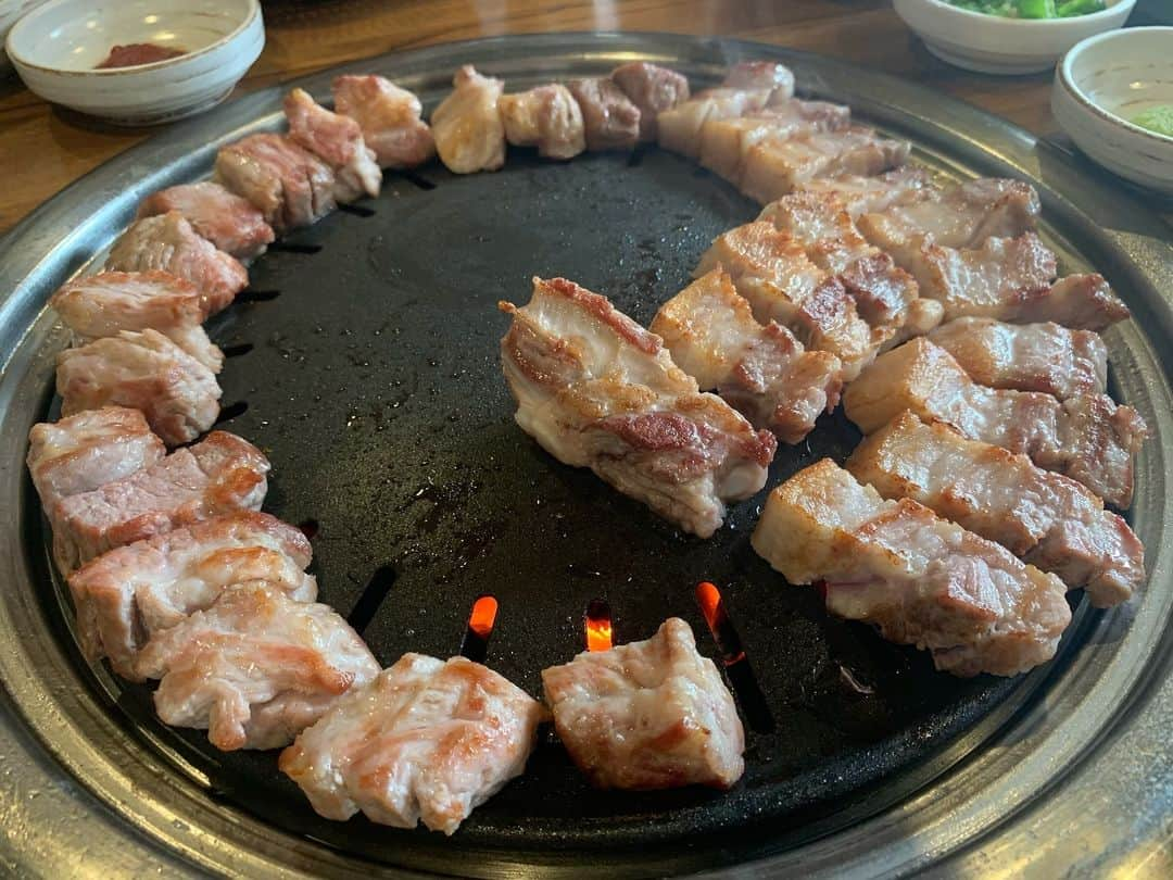 野崎萌香さんのインスタグラム写真 - (野崎萌香Instagram)「サムギョプサルを 食べるならここ「肉典食堂」へ ❣️ . . . 肉典食堂のモクサルは 感動の柔らかさ🐖💭🥢🇰🇷 .  塩わさびで食べれるのも 嬉しい🤤💕 . .  冷麺で締めて 海苔が効いた焼き飯でも締めて❤️ . . . ここは必ずまた行きたい❤️ #肉典食堂1号店」5月9日 20時48分 - moeka_nozaki