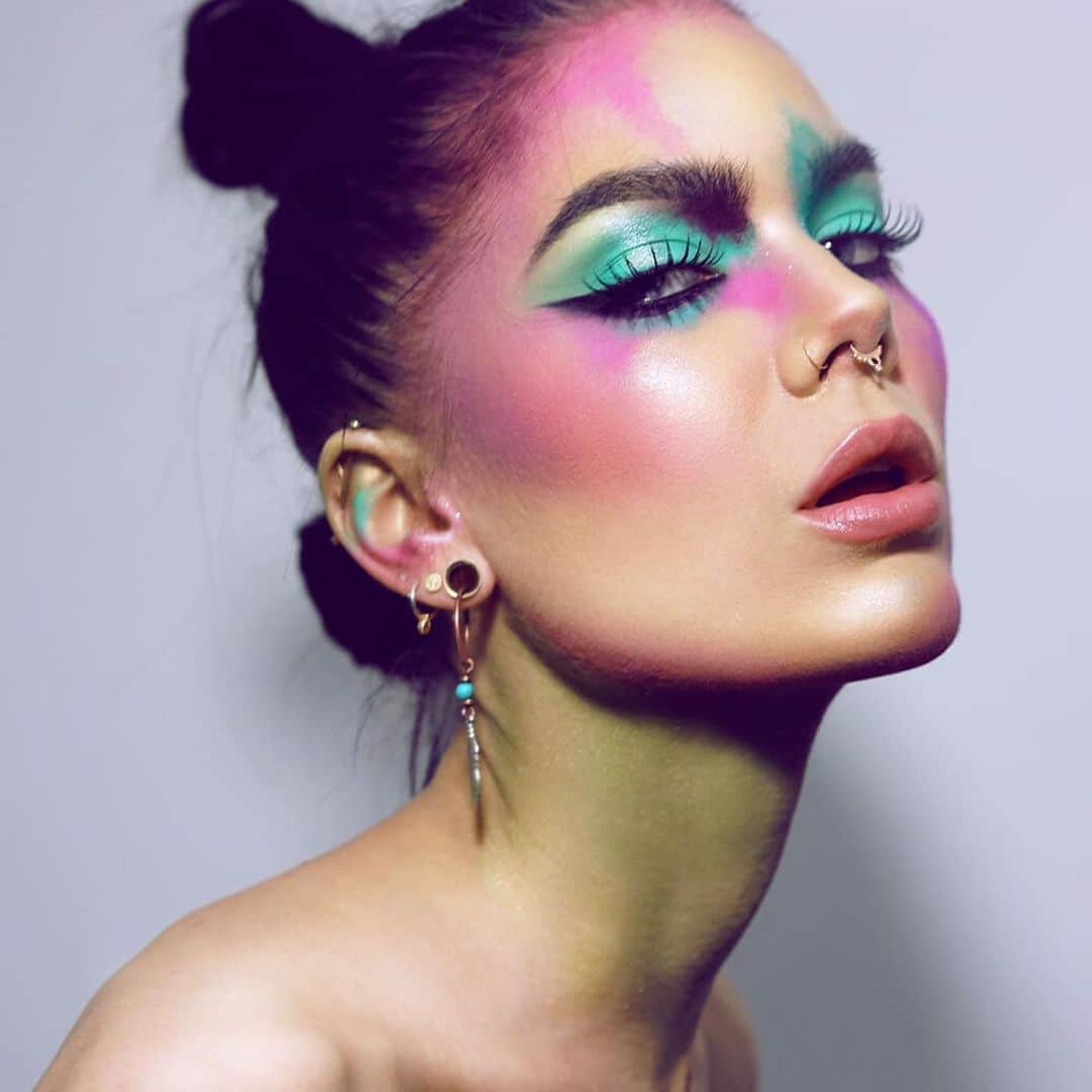 Linda Hallbergさんのインスタグラム写真 - (Linda HallbergInstagram)「Recognize this look? 😊 This is the picture and look that I used to create the design of @lindahallbergcosmetics Spectral Palette 🎨 I really love creating, in all forms ❤️ - #lindahallberg #fotd #makeup #spectraleyeshadowpalette #ad #reklam」5月10日 2時18分 - lindahallberg