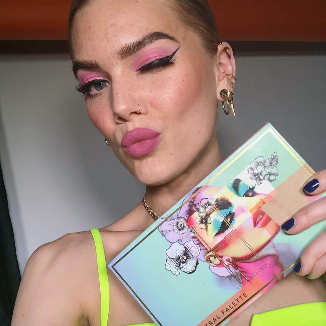 Linda Hallbergさんのインスタグラム写真 - (Linda HallbergInstagram)「Recognize this look? 😊 This is the picture and look that I used to create the design of @lindahallbergcosmetics Spectral Palette 🎨 I really love creating, in all forms ❤️ - #lindahallberg #fotd #makeup #spectraleyeshadowpalette #ad #reklam」5月10日 2時18分 - lindahallberg