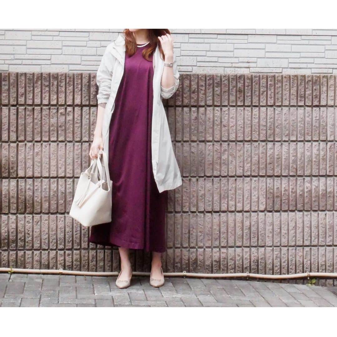 htrkmkのインスタグラム：「* uniqloで一目惚れだった #マーセライズコットンaラインロングワンピース  ふんわりお腹周りやお尻を カバーしてくれるAラインに 女性らしくすっきり見えるミモレ丈 上品に見える深みのあるボルドー …と全てが良すぎて 期間限定価格になるまで待とう と思ってましたが 試着したら待ちきれず 買っちゃいました🤣 でも、定価でも¥1,980円で とーってもプチプラ💕✨ * * onepiece @uniqlo @uniqlo_ginza  cardigan @urs_official  outer @plst_official * * #locari #mineby3mootd #instafashion #instagood #instalike #coordinate #コーディネート  #プチプラコーデ #プチプラファッション #今日のコーデ  #OLコーデ  #ママコーデ  #通勤コーデ #きれいめコーデ #アラサーコーデ #きれいめカジュアル #着まわしコーデ #シンプルコーデ #大人コーデ #30代コーデ #オフィスカジュアル  #ユニジョ #gumania #ユニクロコーデ #コーディネート探検隊 #ワンピース」