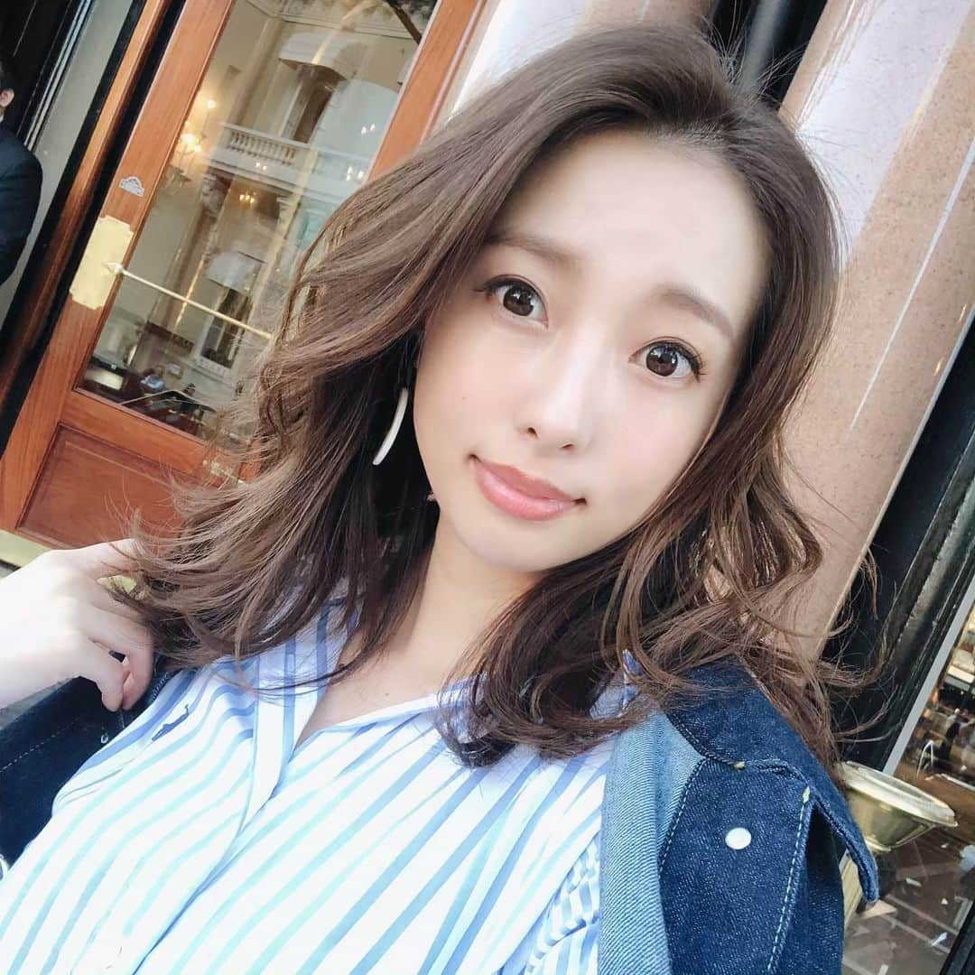 冨張愛さんのインスタグラム写真 - (冨張愛Instagram)「旅の前に したこと☺︎ * ✔︎ ヘアカラー お馴染み @zacc__kaname さんに 透明感のあるグレージュ系のカラーにして頂きました。 確かベリージュという色🍓 凄く綺麗な色で、何より色持ちがハンパじゃなく良いので 旅行中ずっと ベストな髪の状態で楽しめて 幸せでした💭 ✔︎ まつ毛エクステ 時短メイク にも欠かせない♡ ずっと通っている @manhattaneyelash で 根元からぐいっと上げる ラッシュコレクション という お気に入りメニュー✨ おかげで 朝のメイクも楽チンに。 * 私のインスタを見て予約して下さる方も沢山いらっしゃるみたいで本当に嬉しいです...🥺💕 今月も またメンテナンス行くのが楽しみです🌴 * #instafood #instagood #instatrip #instatravel #travel #trip #gourmet #france #monaco #coordinate #ootd #outfit #fashion #instafashion #travelgram #hoteldeparis #legrill #코디네이트 #패션 #카메라 #フランス #旅 #旅行 #コーディネート #コーデ #ファッション #モナコ #オテルドパリ #まつ毛エクステ #ヘアカラー」5月9日 20時51分 - megumitomihari