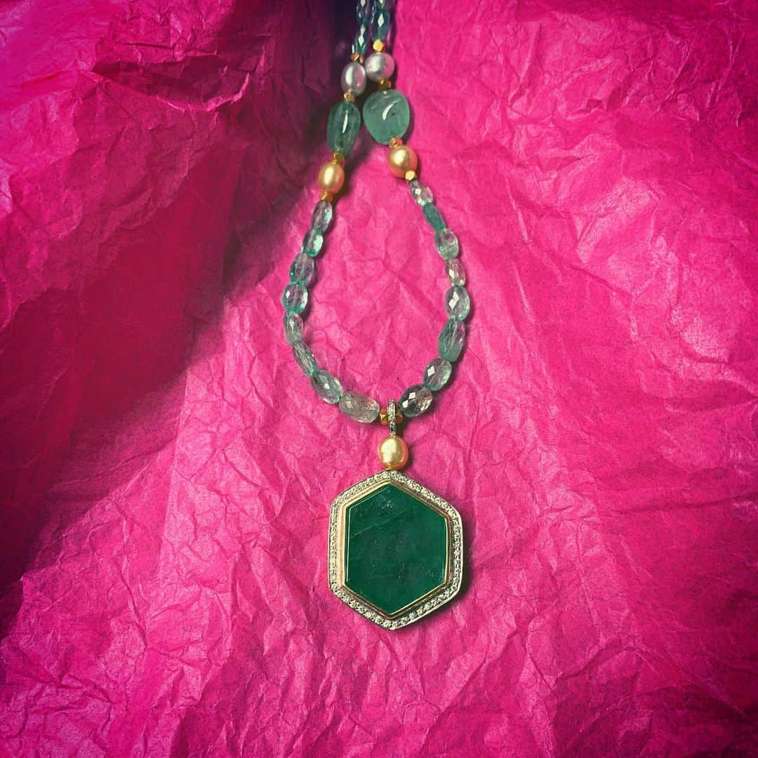 ジェイドジャガーさんのインスタグラム写真 - (ジェイドジャガーInstagram)「Sad to see this beauty go today #mustique #emerald necklace #oneofakind #jadejaggerjewellery」5月9日 20時51分 - jadejezebeljagger