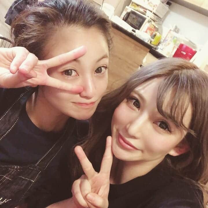 西山茉希さんのインスタグラム写真 - (西山茉希Instagram)「コンタクトど素人が教わるカラコン装着術をしばらくお楽しみください。  #1時間かけてたどり着いた答えは #カラコンは白目に塗って振り動かす  気分はユーチューバー。 くだらなく、懸命に、楽しむ。  #編集ミスあり #ダブりました #🙇」5月9日 20時55分 - maki.nshiyama50