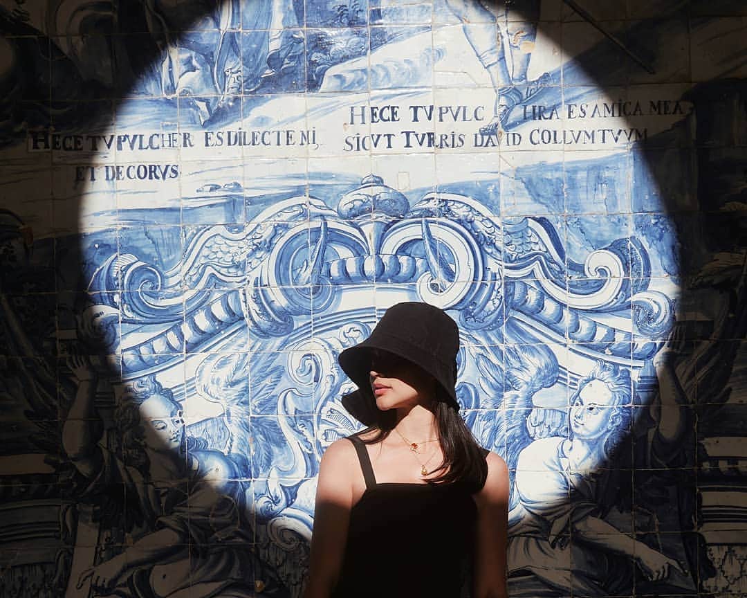 アン・カーティスのインスタグラム：「Apocalypse. . Jetlag is killing me 😭 #BlackHatSeries #CigarettesAfterSex」