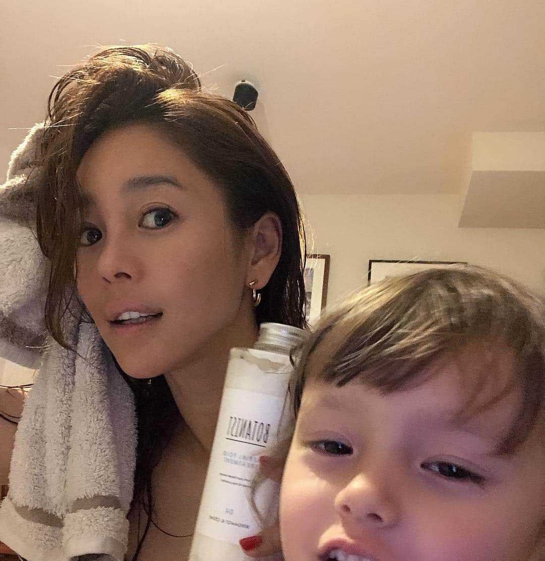 大桑マイミのインスタグラム：「先日行ったeventで毛髪診断をしていただいた結果に基づいた私にあったBOTANISTの パーソナライズシャンプーが届いたよ。早速〜使ってみてるのだけど、しっとり 指通りしなやか。結構ガシガシ洗いがちだったから 教えを受けたとおりしっかり泡立ってから頭皮を優しく洗いました。  ついでに、娘にも泡のおすそ分け。  ばたばたばたばた 夕方は時間との戦い。ようやく二人も寝かしつけ。 ひと段落。 忙しかったけどしっかり髪の毛ツヤツヤ。 香りにも癒され〜綺麗さっぱり。  今日も一日お疲れ様です。  #BOTANIST #MyBOTANIST #botanicalbeauty #シャンプー #トリートメント #パーソナライズ #PR  @botanist_offical」