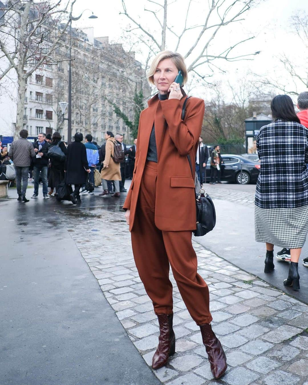 シトウレイさんのインスタグラム写真 - (シトウレイInstagram)「Paris is the best city for mature women like her.﻿ ﻿ 私、かっこいい大人のマダム撮らせてもらうのがとりわけ大好きなんですが﻿ まさに彼女とかその代表格。﻿ ﻿ この着こなし最高！﻿ セットアップ＆ブーツインなんかでトレンドもおさえながらも、﻿ 自分のスタイルとかテイストもしっかり服に投影されてる。﻿ ﻿ レンガ色とインナーのグレーのこういうニュアンスの色使いとかも﻿ 大人だからこその妙技だなぁ、と。本当パリのマダムって好き！！﻿ ﻿ #pfw#fashion#street#streetstyle　﻿﻿ #シトウレイファッションセミナー　#ifishito 　#コンテンツ一部ご紹介﻿ #ブーツイン #setup」5月9日 20時59分 - reishito