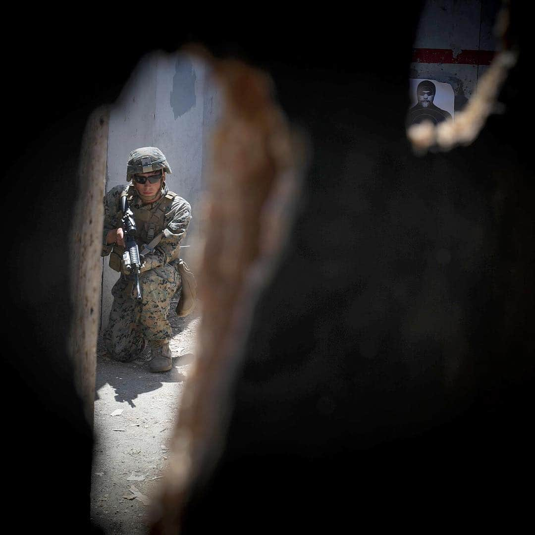 アメリカ海兵隊さんのインスタグラム写真 - (アメリカ海兵隊Instagram)「Enemy to the Rear  A Marine with @1stmardiv , provides security during the Urban Leaders Course  @mcb_camp_pendleton, April 22, 2019. (U.S. Marine Corps photo by Cpl. Audrey M. C. Rampton)  #USMC #Marine #MarineCorps #MarineLife #Military #Yut #SemperFi #Rah #training #cali #socal」5月9日 21時00分 - marines