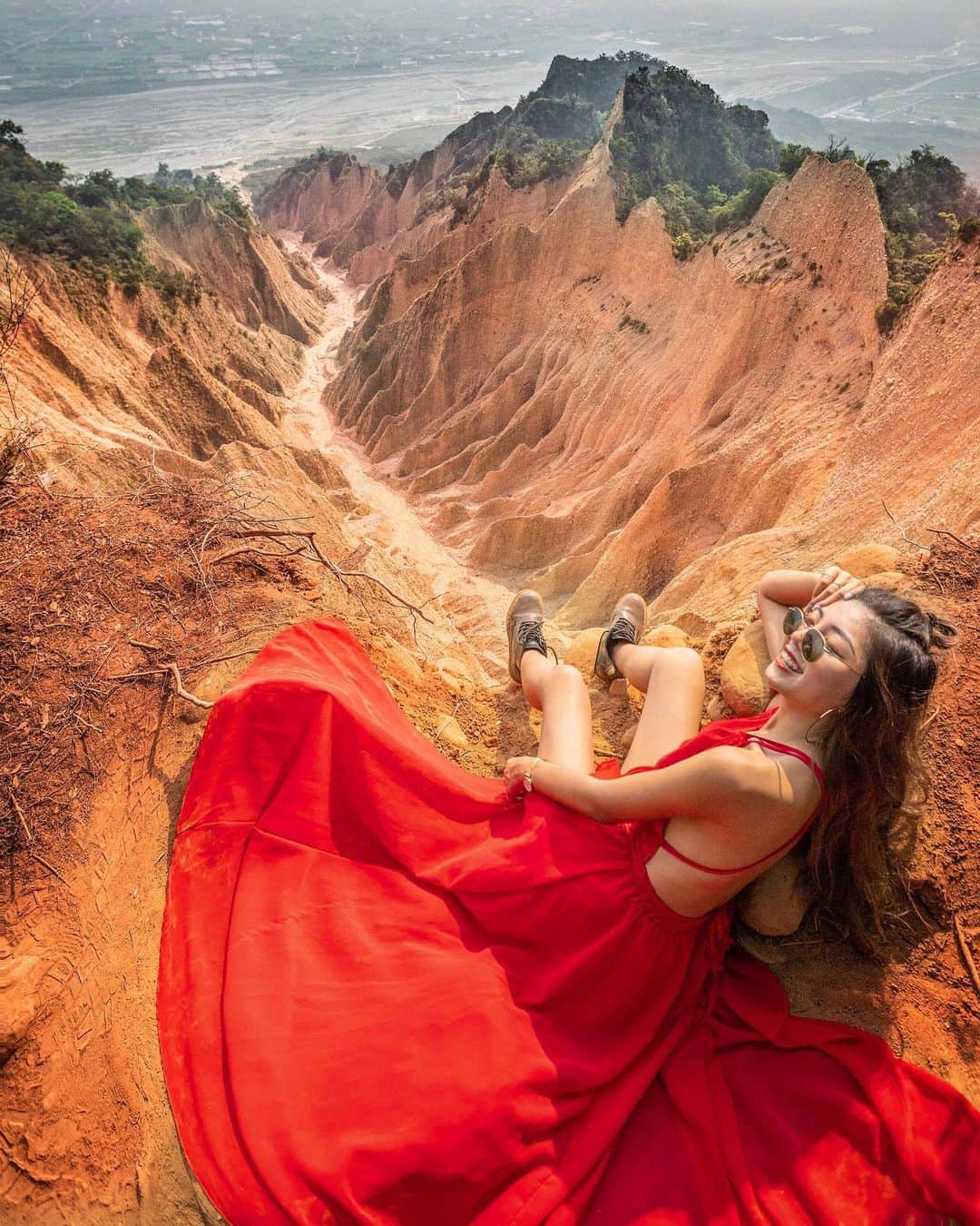 樂さんのインスタグラム写真 - (樂Instagram)「台中苗栗。火炎山🔥⛰️💃🏽 台灣百岳之一的火炎山，從登山口爬到這個拍照的山頂，來回大概需要4小時，雖然不難爬，但路途真的是滿長的。 不過爬到山頂的景色真的是一絕！ #登山不用申請 #紅土土質鬆軟拍照要小心」5月9日 21時02分 - ygt1016
