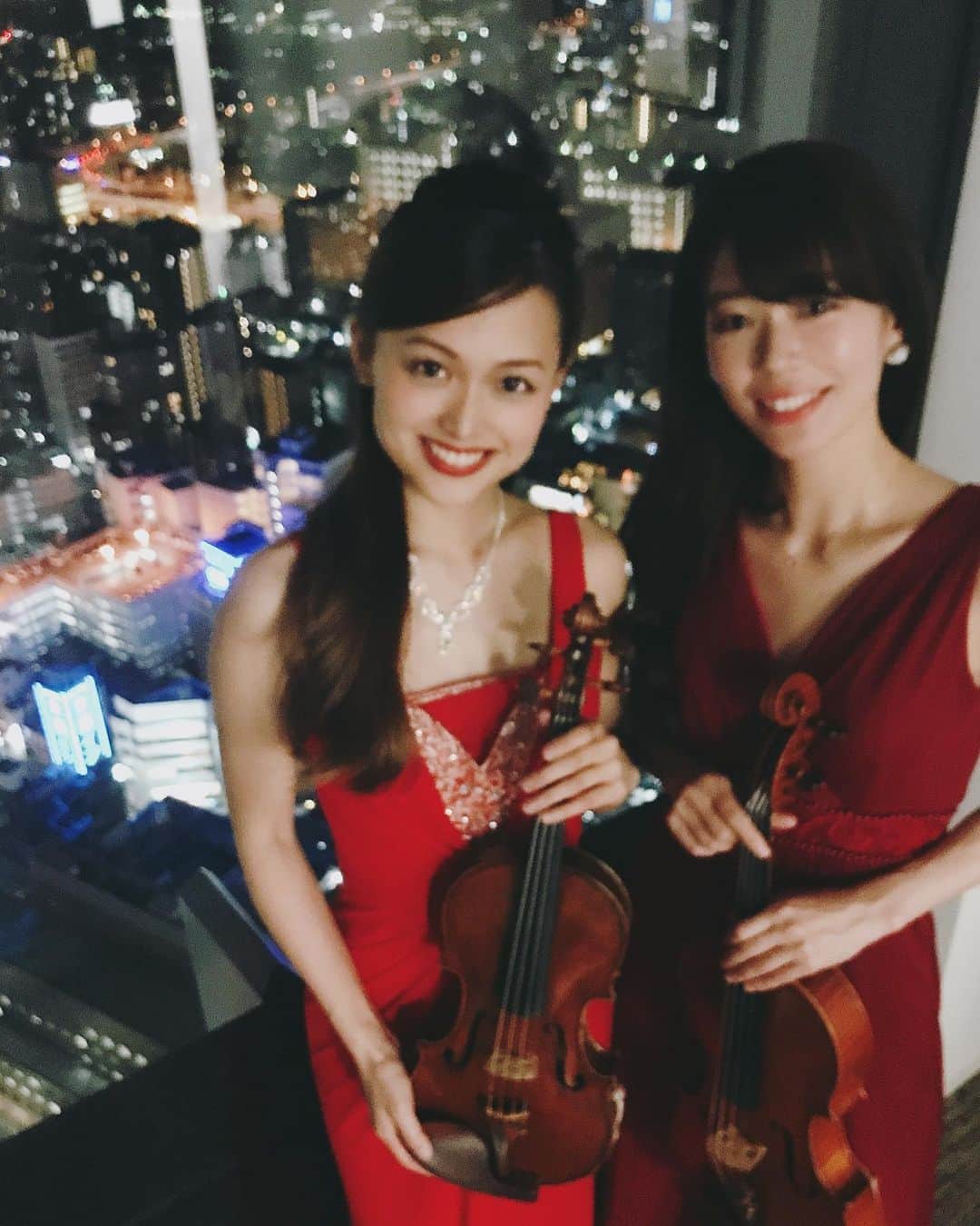 苅谷なつみさんのインスタグラム写真 - (苅谷なつみInstagram)「. この私の大好きな景色の中、大好きな衣李さんと浪路さんと、お美しいお姉様方と御一緒できて今日も幸せでした👍💕 . #violin #violinist #view #instagood #instagram #japanese #girl #dinner #dress #red #nagoya #classic #beautiful #名古屋 #ディナー #生演奏 #ヴァイオリニスト」5月9日 21時04分 - natsumi_kariya