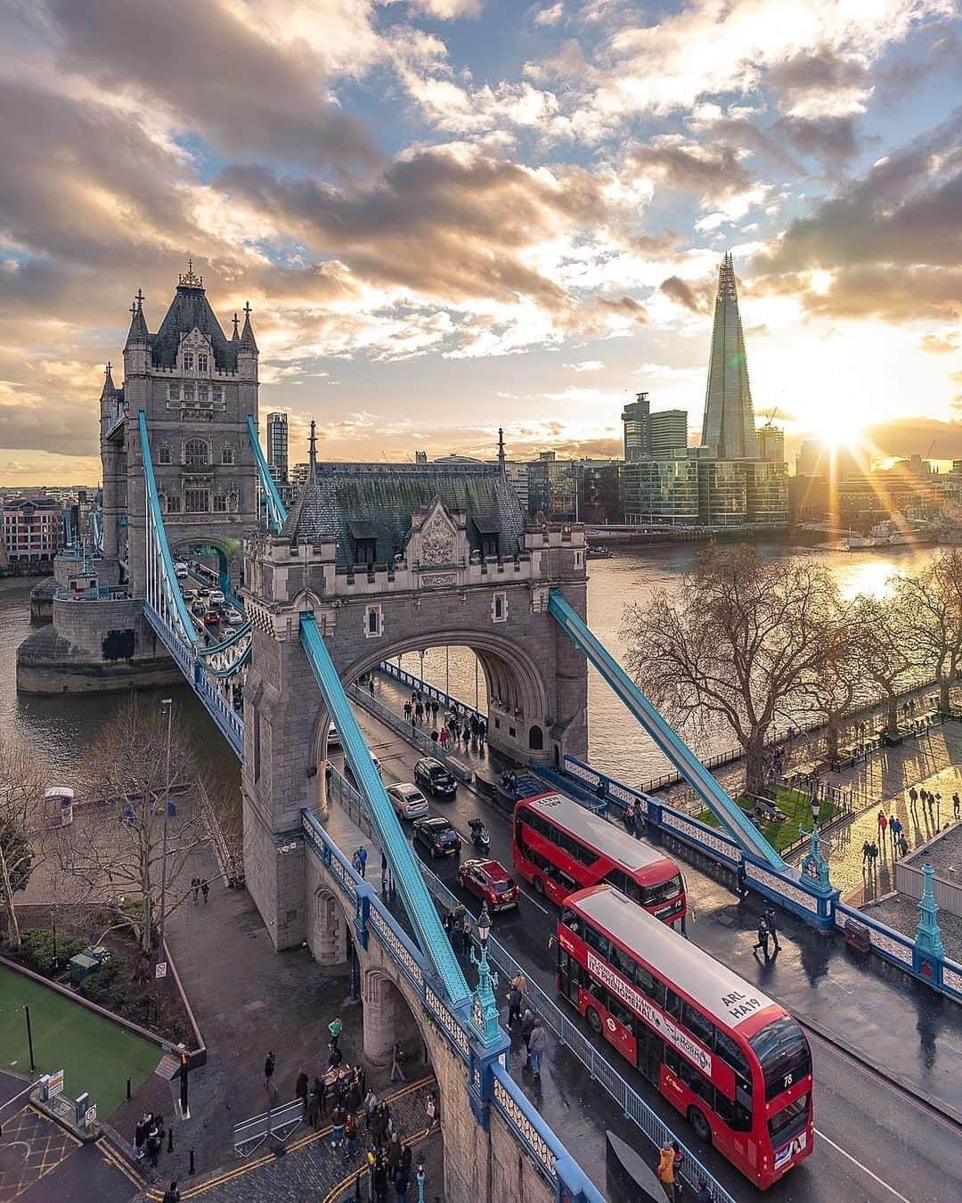 BEAUTIFUL DESTINATIONSさんのインスタグラム写真 - (BEAUTIFUL DESTINATIONSInstagram)「An incredible shot of some of London's most notable attractions — the iconic Tower Bridge, its world-famous double-decker buses, and the roaring River Thames. 🇬🇧What are some of your favorite sites in this international city? (📷: @tmnikonian 📍: Tower Bridge, London)」5月9日 21時04分 - beautifuldestinations