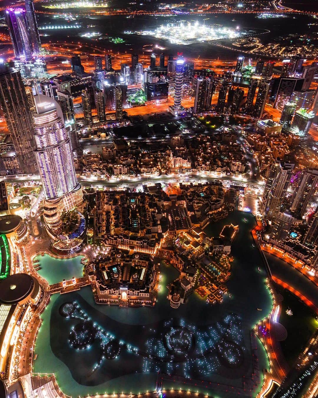 田島知華さんのインスタグラム写真 - (田島知華Instagram)「【UAE🇦🇪Dubai】“Burj Khalifa”, the world's tallest building! 灼熱の国、UAEへ。毎日40度近い気温に晒されて 季節外れの日焼けをしてしまいました…😂 7年ぶりに訪れるUAEは変化している部分が多くて驚きの連続！ ドバイには新しいビルや観光エリアがすごく増えています。  828mの高さを誇る世界一高い建造物 『Burj Khalifa(バージュカリファ)』からの景色は 相変わらずキラキラ✨ ドバイは24時間営業のお店も多く、 眠らない街と言っても過言ではない一日中楽しめる街です◎ Copyright © TAJIHARU  PENTAX K-1 MarkⅡ  HD PENTAX-D FA 15-30mmF2.8ED SDM WR _ #たじはるトリップ #TAJIHARU_uae #アラブ首長国連邦 #ドバイ #バージュカリファ #中東 #unitedarabemirates #uae #abudhabi #dubai #burjkhalifa #visitdubai #wonderful_places #beautifuldestinations #beautifulplace #earthpix #discoverglobe #discoverearth」5月9日 21時04分 - haruka_tajima