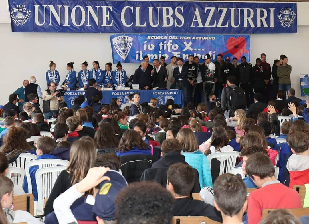 エンポリFCさんのインスタグラム写真 - (エンポリFCInstagram)「📸 Questa mattina al Palazzo delle Esposizione di #Empoli si è svolta la festa finale della #ScuoladelTifo: gli azzurri e una delegazione dell'@EmpoliLadies hanno incontrato gli oltre 1000 bambini che hanno preso parte al progetto tra selfie, autografi e uno zainetto in regalo 💙」5月9日 21時15分 - empoli_fc_official