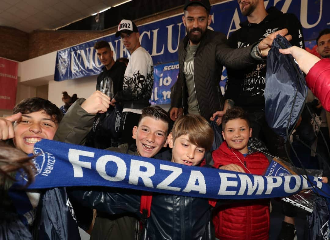 エンポリFCさんのインスタグラム写真 - (エンポリFCInstagram)「📸 Questa mattina al Palazzo delle Esposizione di #Empoli si è svolta la festa finale della #ScuoladelTifo: gli azzurri e una delegazione dell'@EmpoliLadies hanno incontrato gli oltre 1000 bambini che hanno preso parte al progetto tra selfie, autografi e uno zainetto in regalo 💙」5月9日 21時15分 - empoli_fc_official